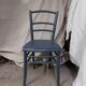 Chaise en bois bleu foncé