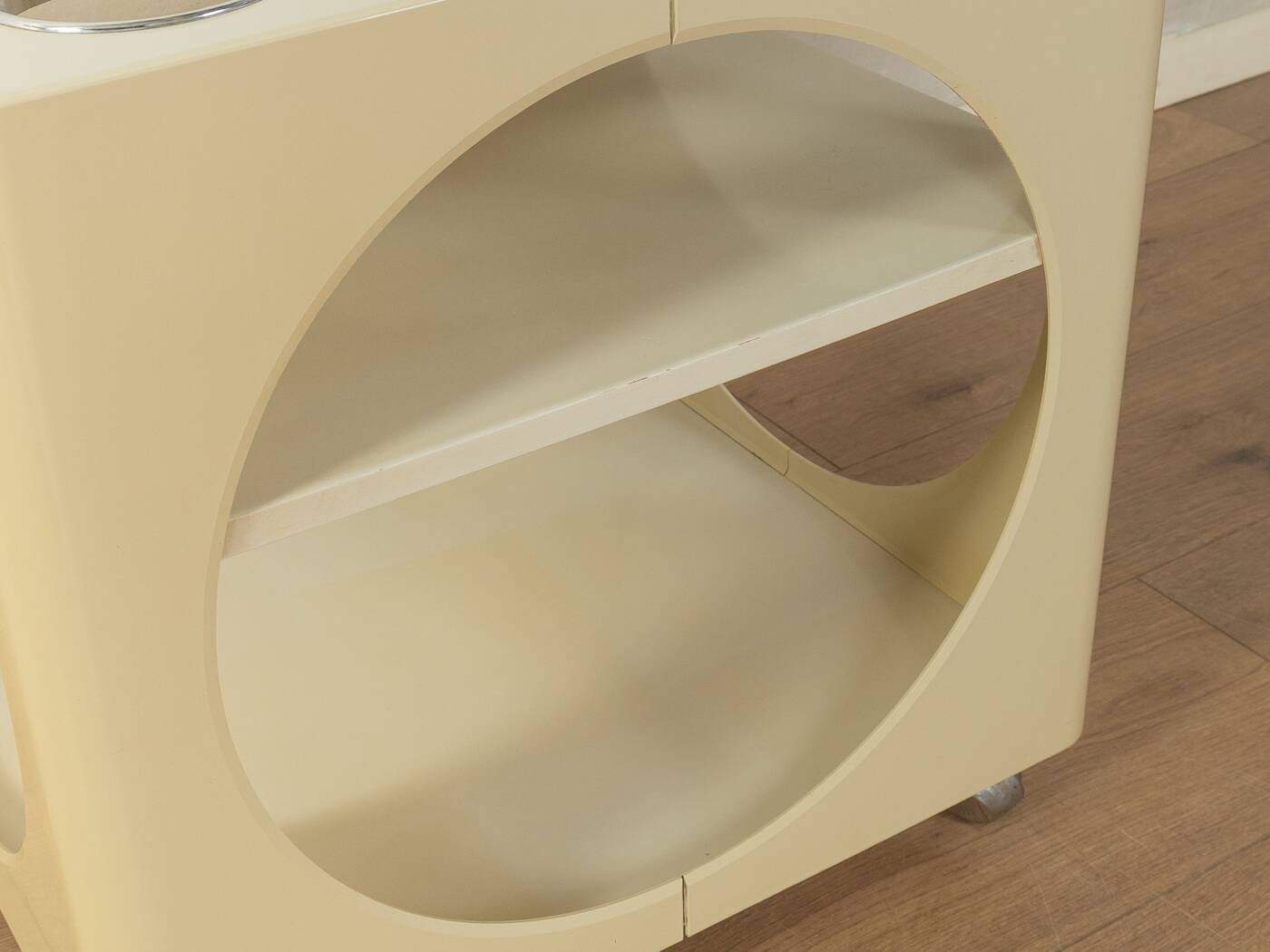 Characteristic serving trolley in cream white Space Age design