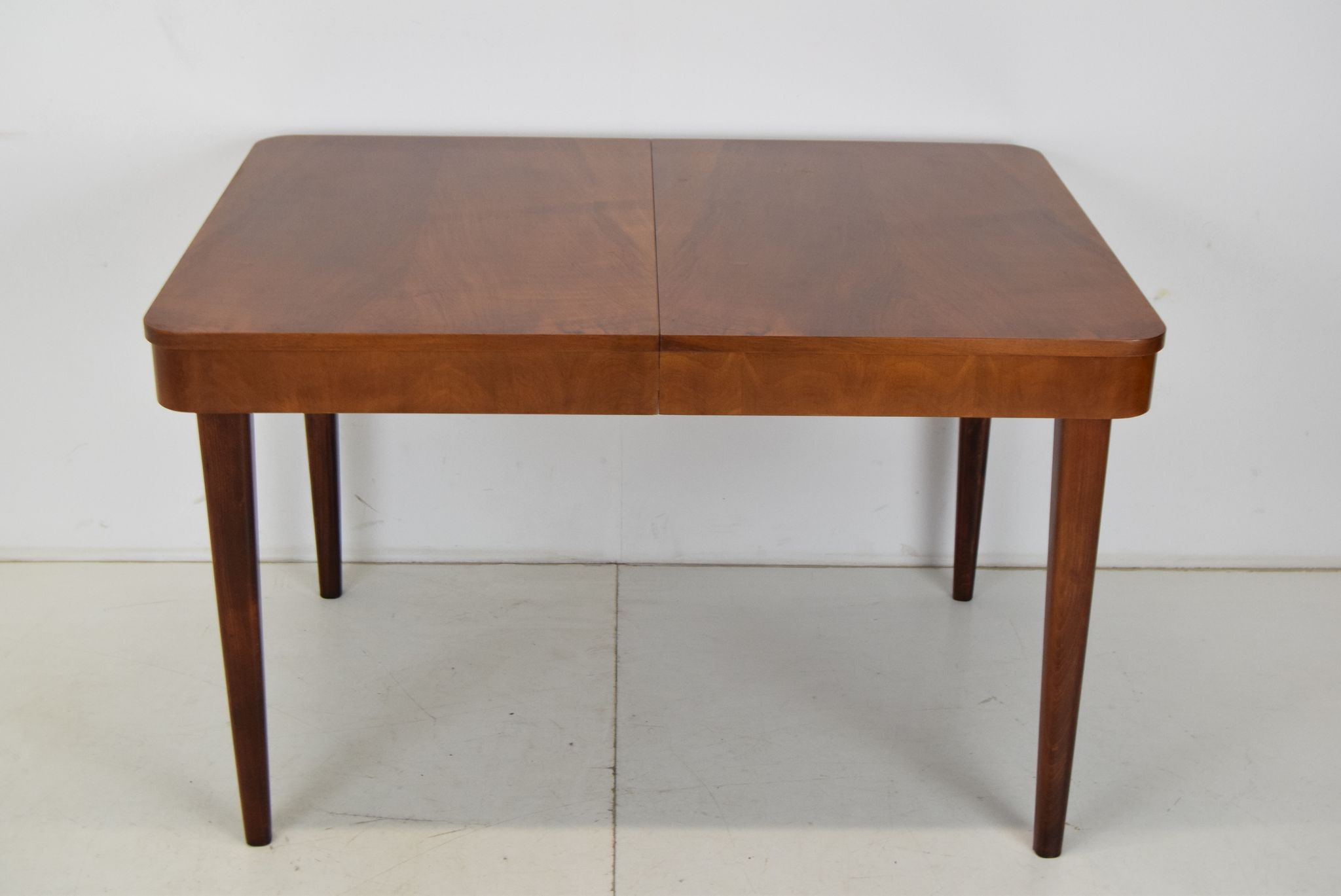 Table à manger extensible Art déco, conçue par Jindrich Halabala, années 1940.