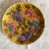 Round dish in barbotine with sarregumine fruit decoration