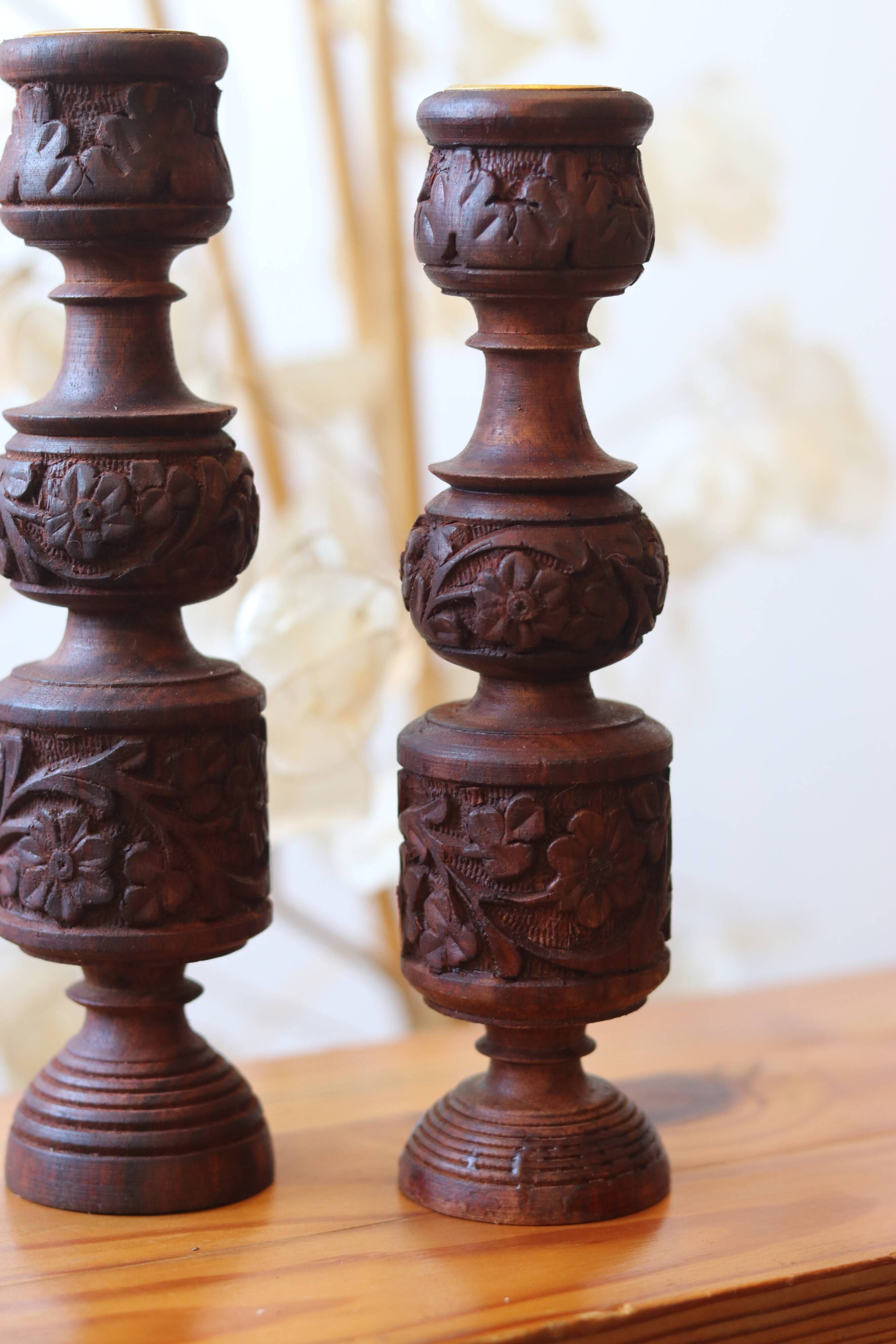 Paire de bougeoirs en bois tourné et sculpté
