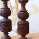 Paire de bougeoirs en bois tourné et sculpté