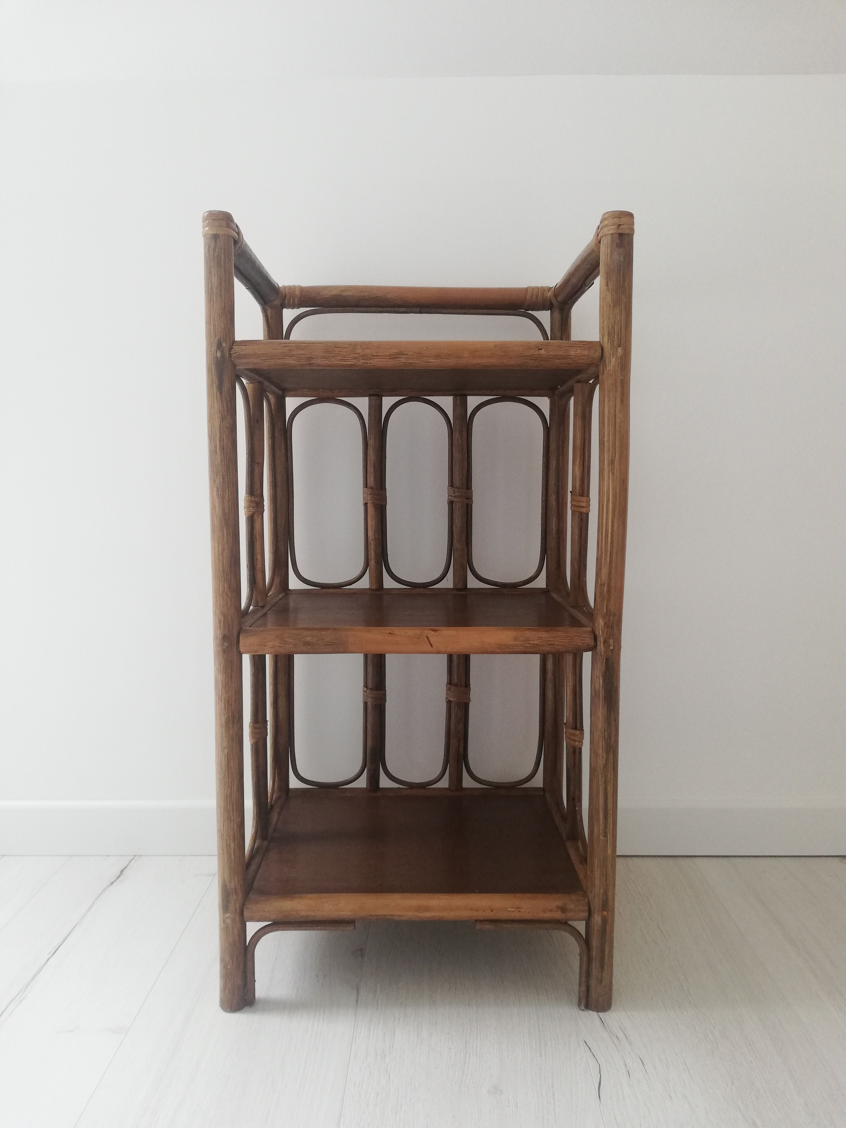 Etagère en rotin vintage