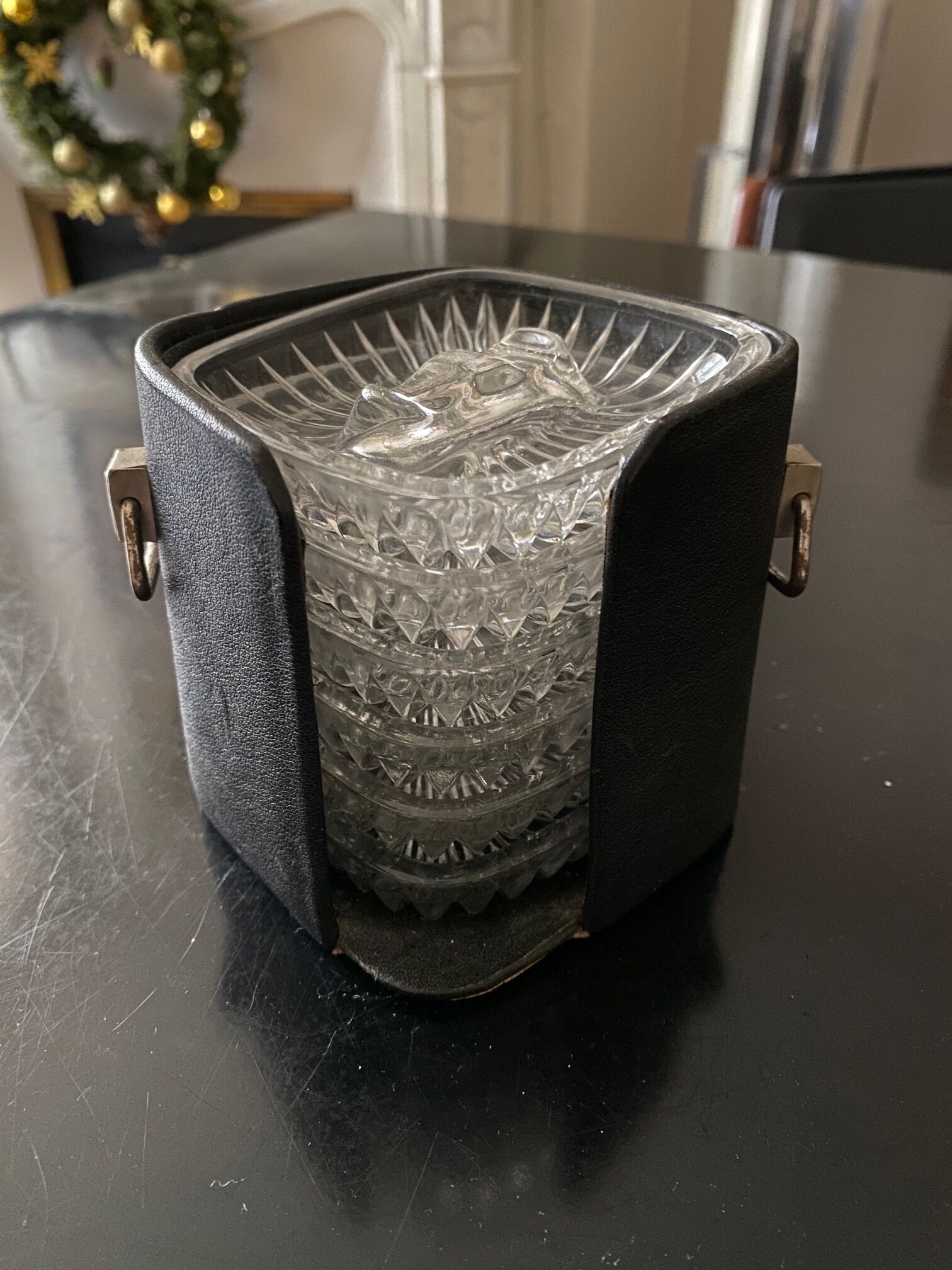 6 individual ashtrays in a leather case