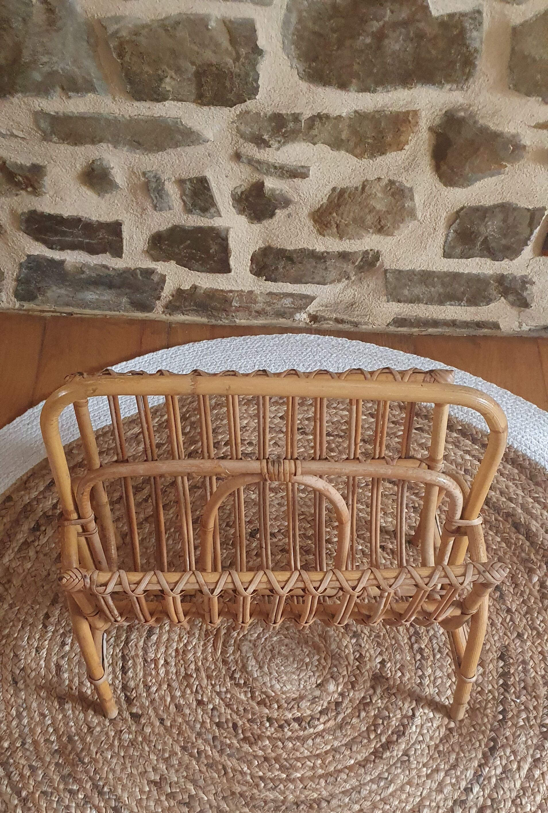 Porte revue en rotin