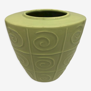 Vase en céramique avec motifs en relief