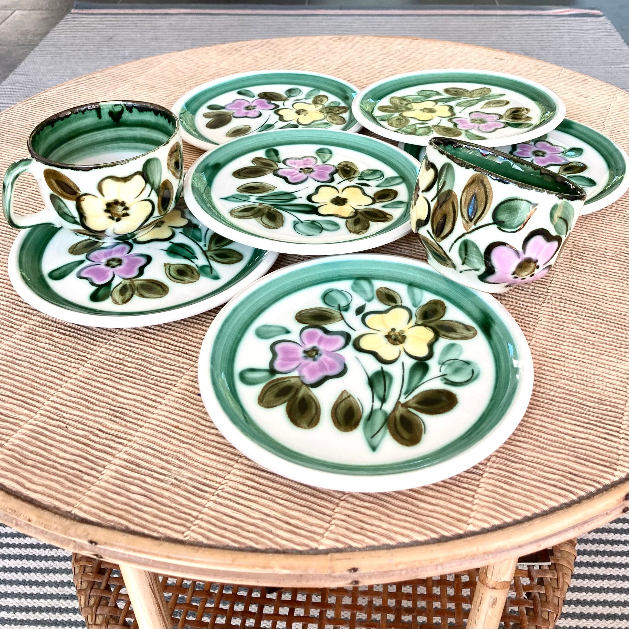 6 Boch Belgium dessert plates and 2 cups