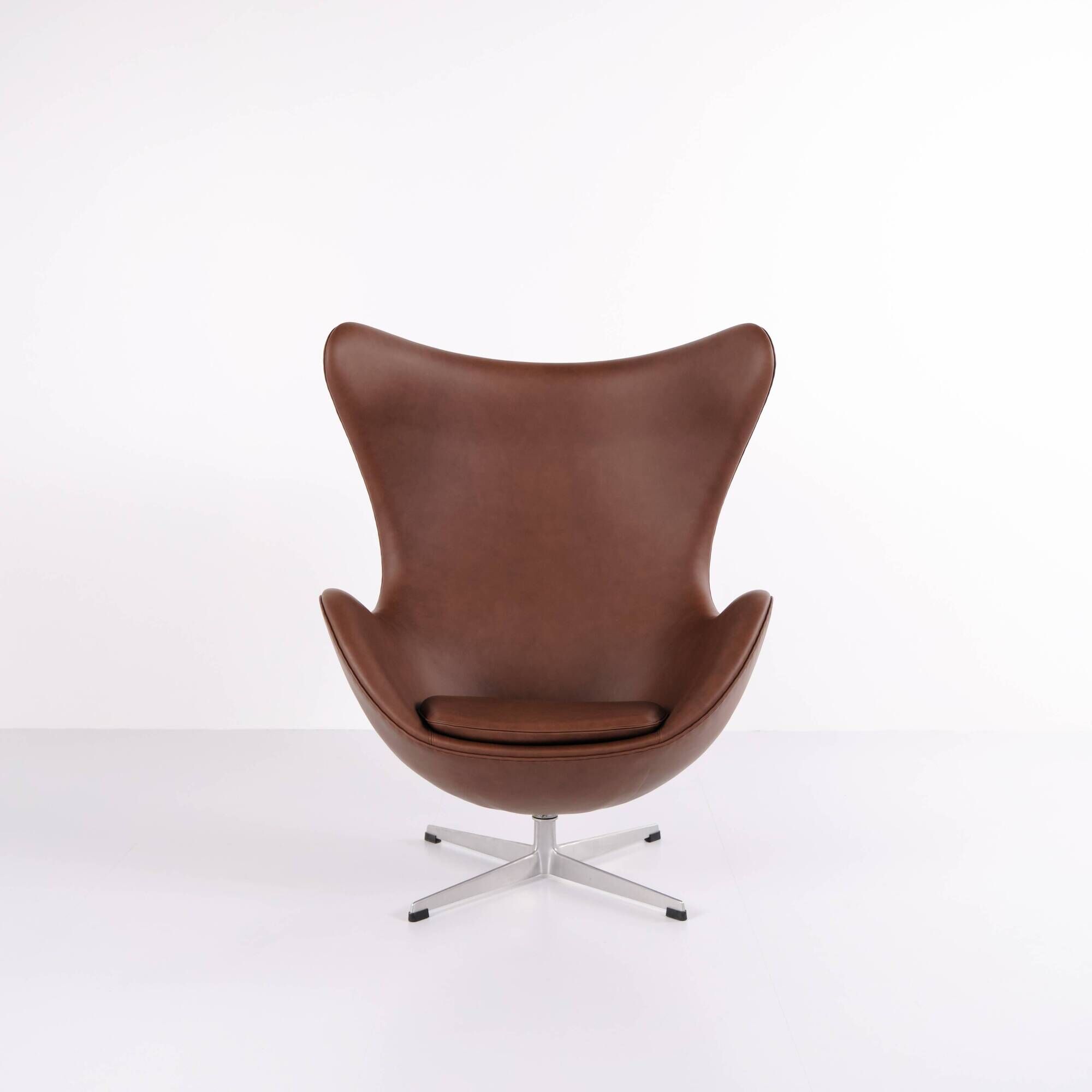 The Egg - Model 3316 - Brown leather - Arne Jacobsen - Fritz Hansen