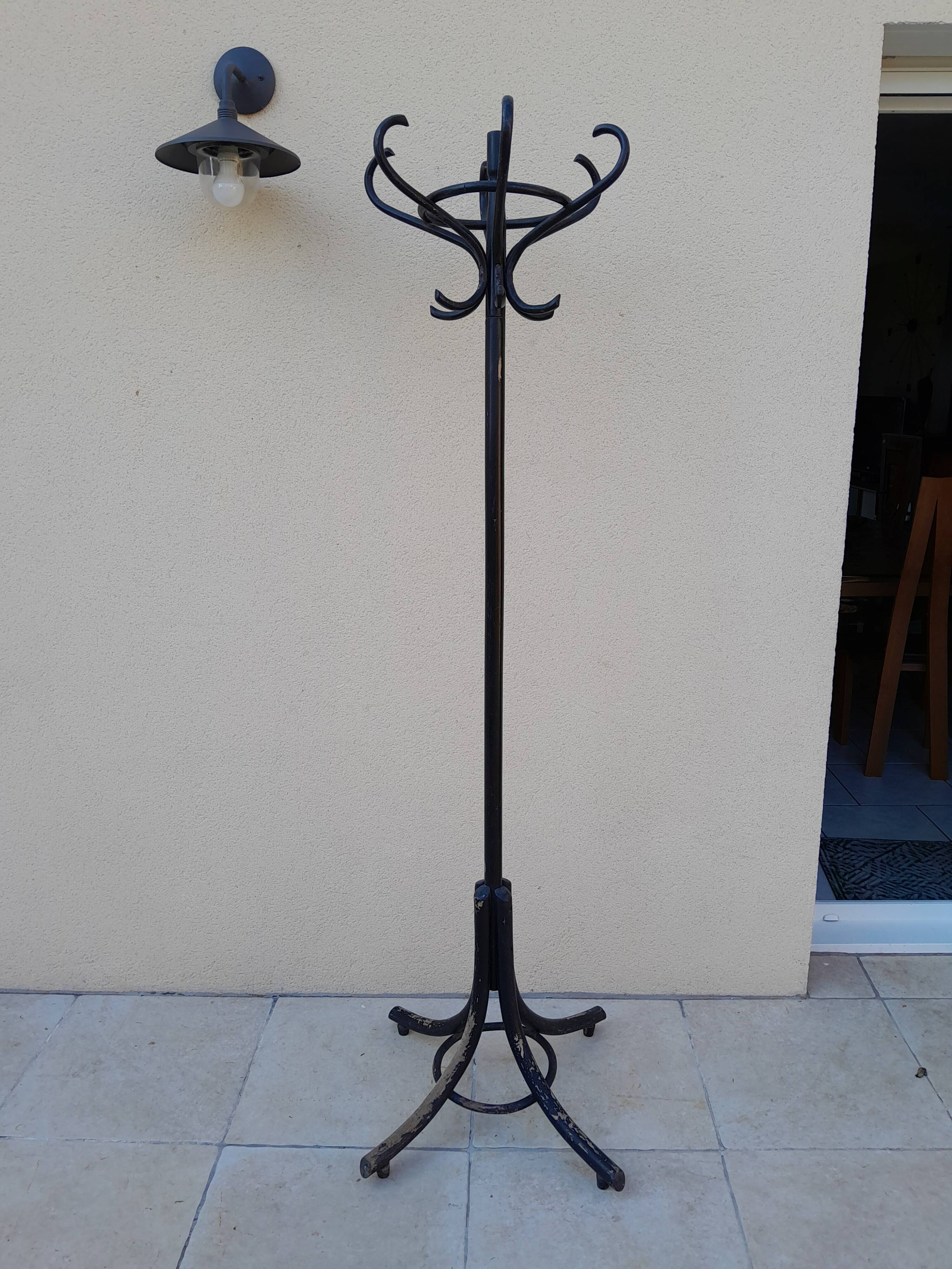 Coat rack parrot bistro