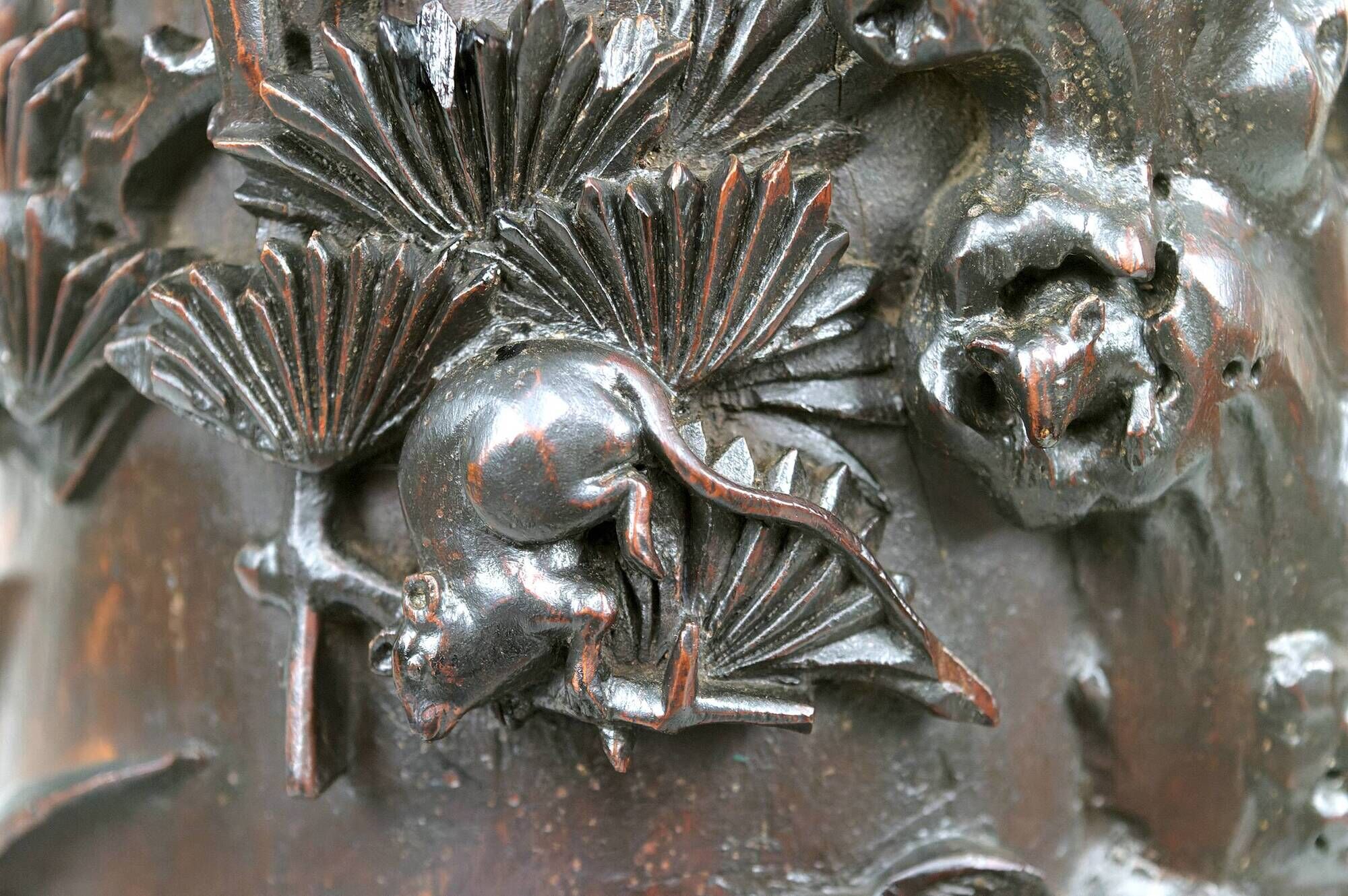 Important high Asian column / saddle in carved wood, circa 1880, Indochina