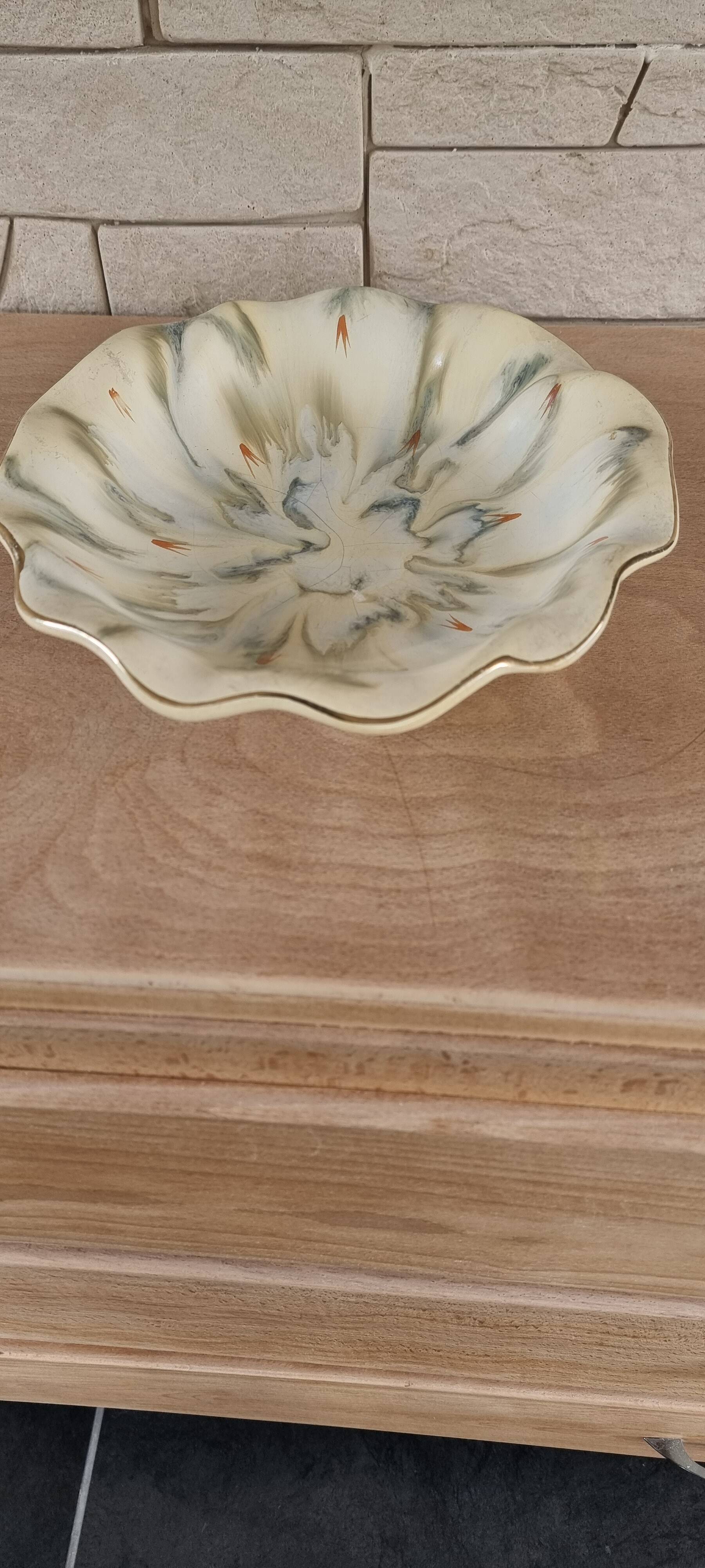 Plat en faïence du milieu du siècle