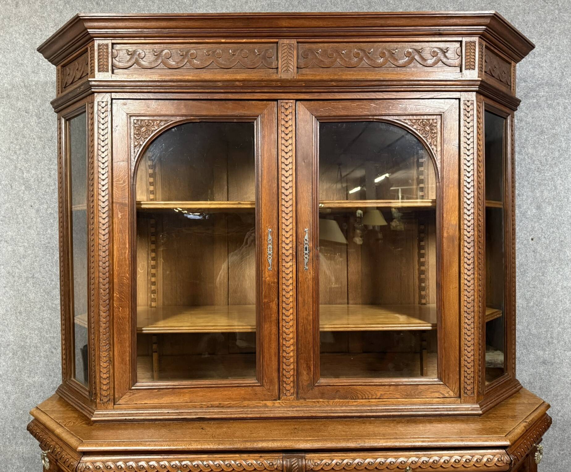 Rare Renaissance style museum library in carved oak circa 1850