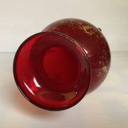 Vase camée et cabochons rouges en verre bordeaux