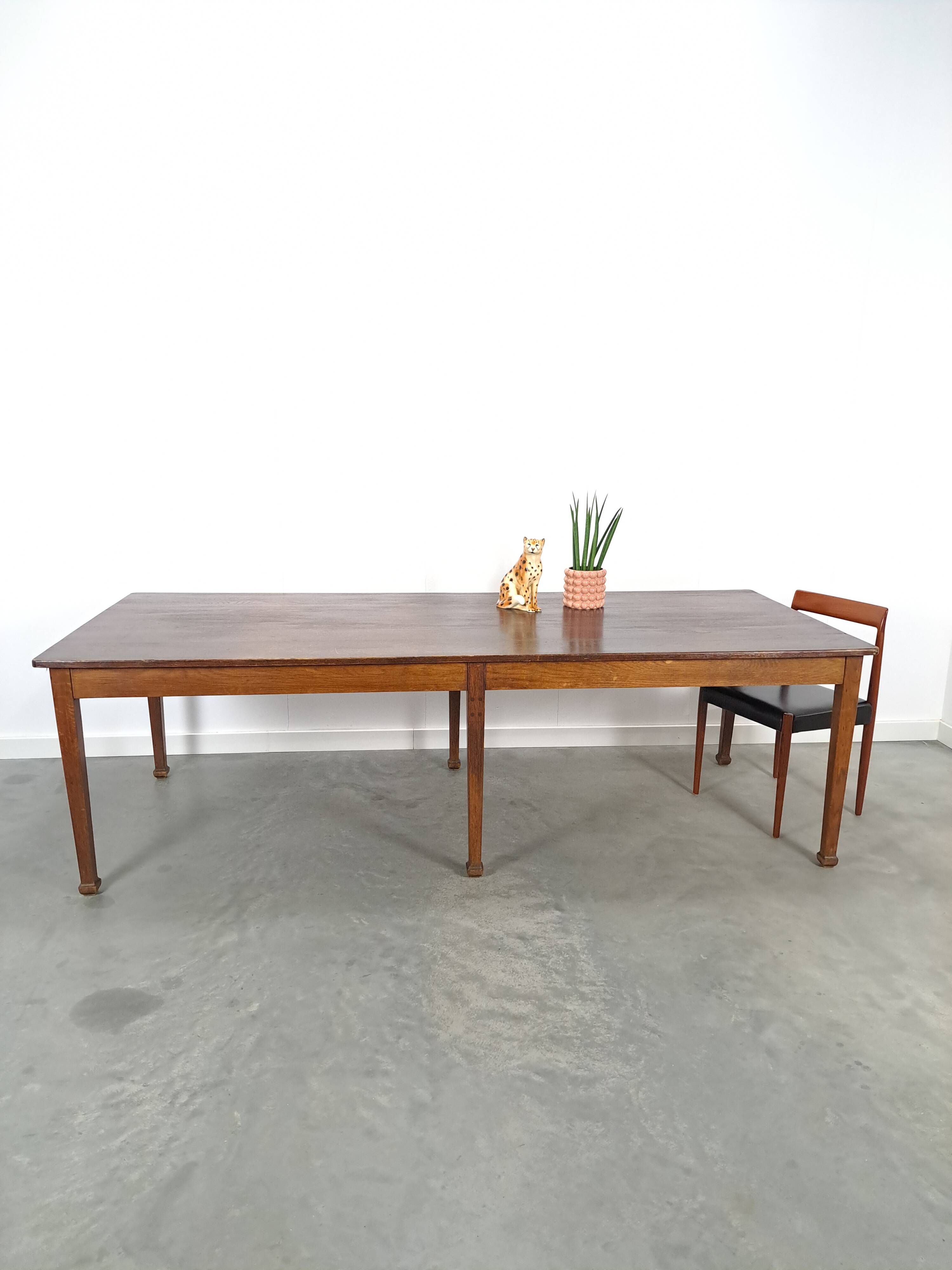 Grande table de salle à manger en bois