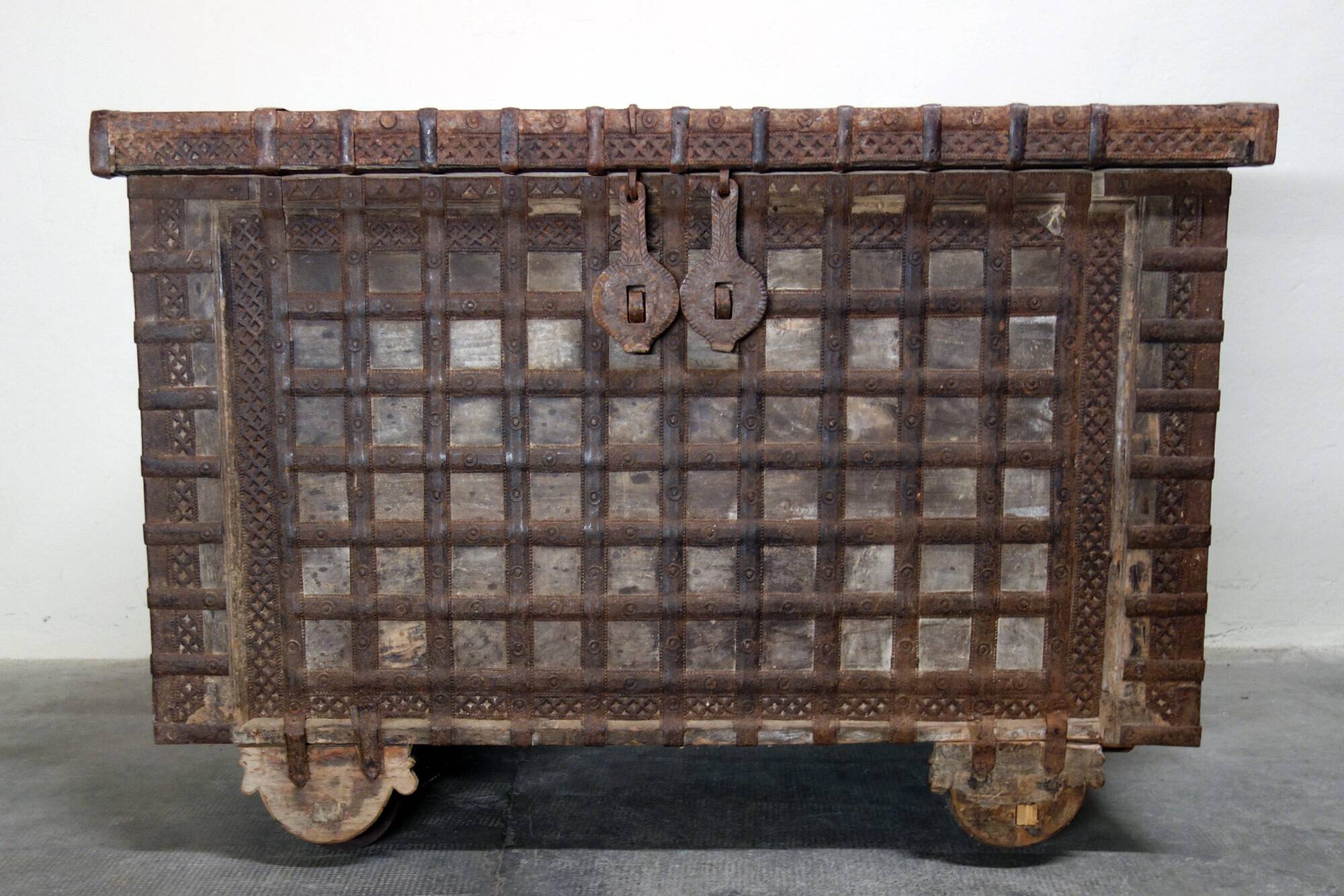 Antique coffre de mariage bois et fer, Inde, XIXème