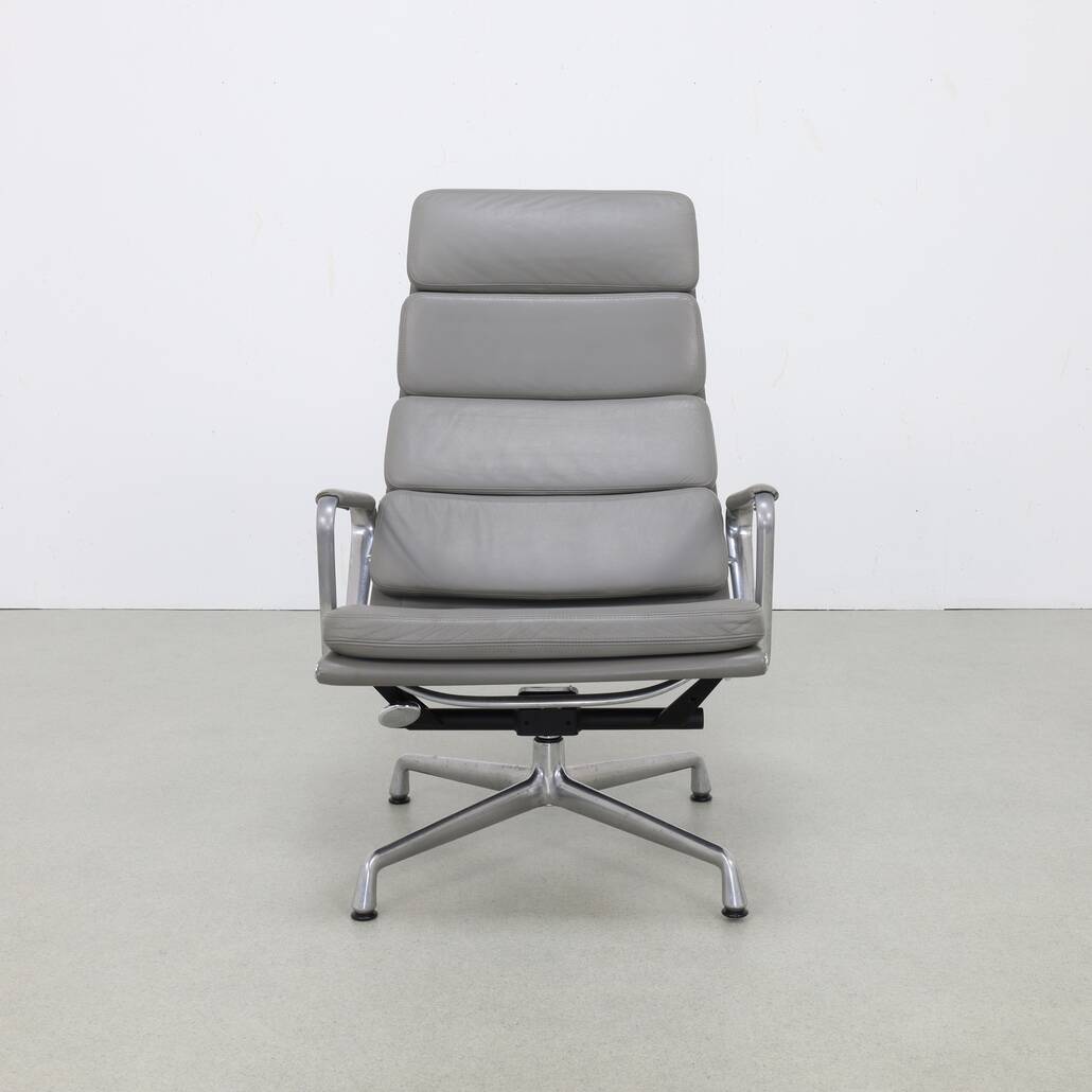 Soft Pad Chair EA 222 – Lounge by Charles and Ray Eames for Vitra