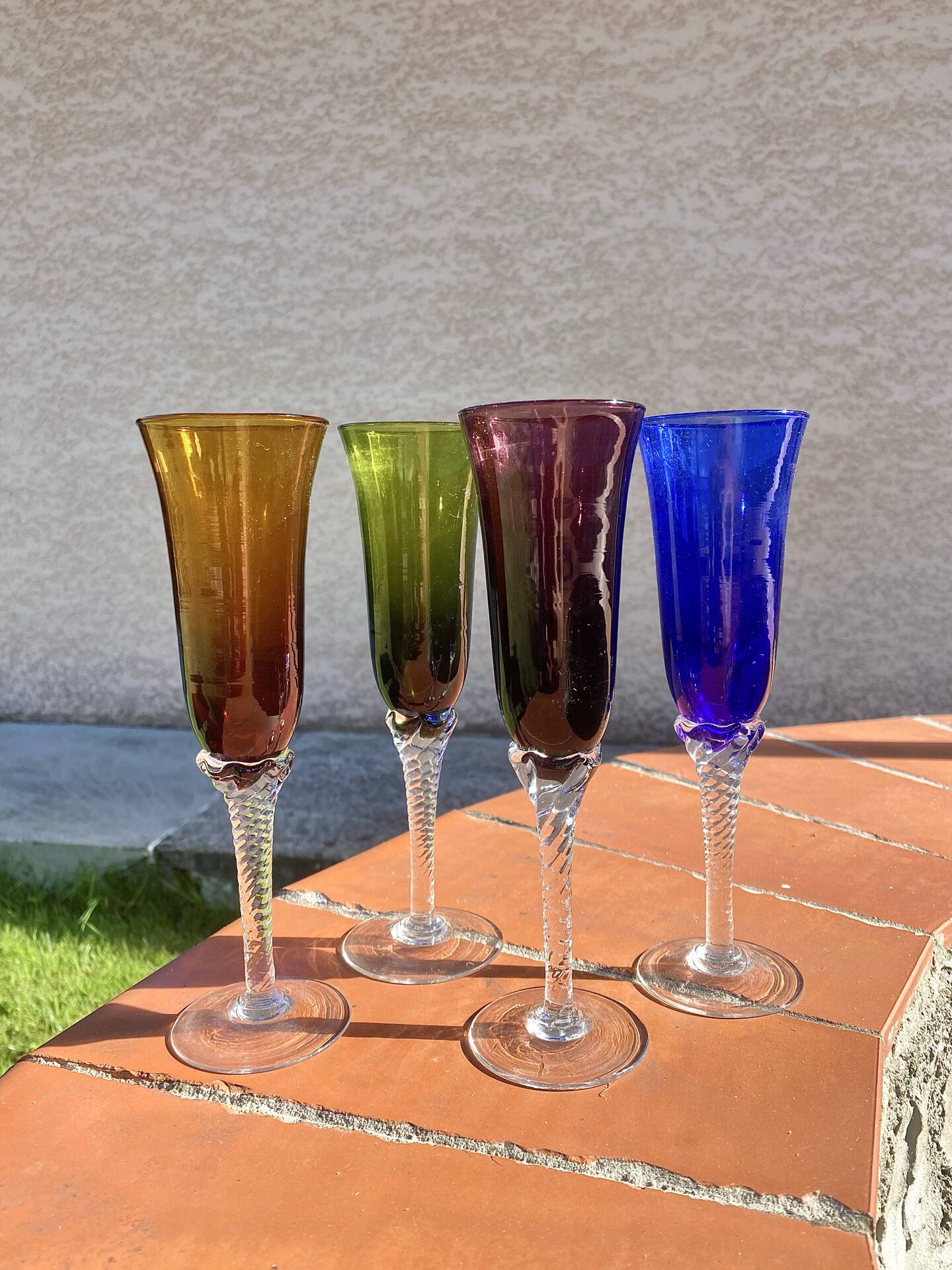 Flûtes à champagne en verre soufflé coloré