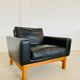 Fauteuil en cuir noir et chêne par Poul M.Volther, années 1960