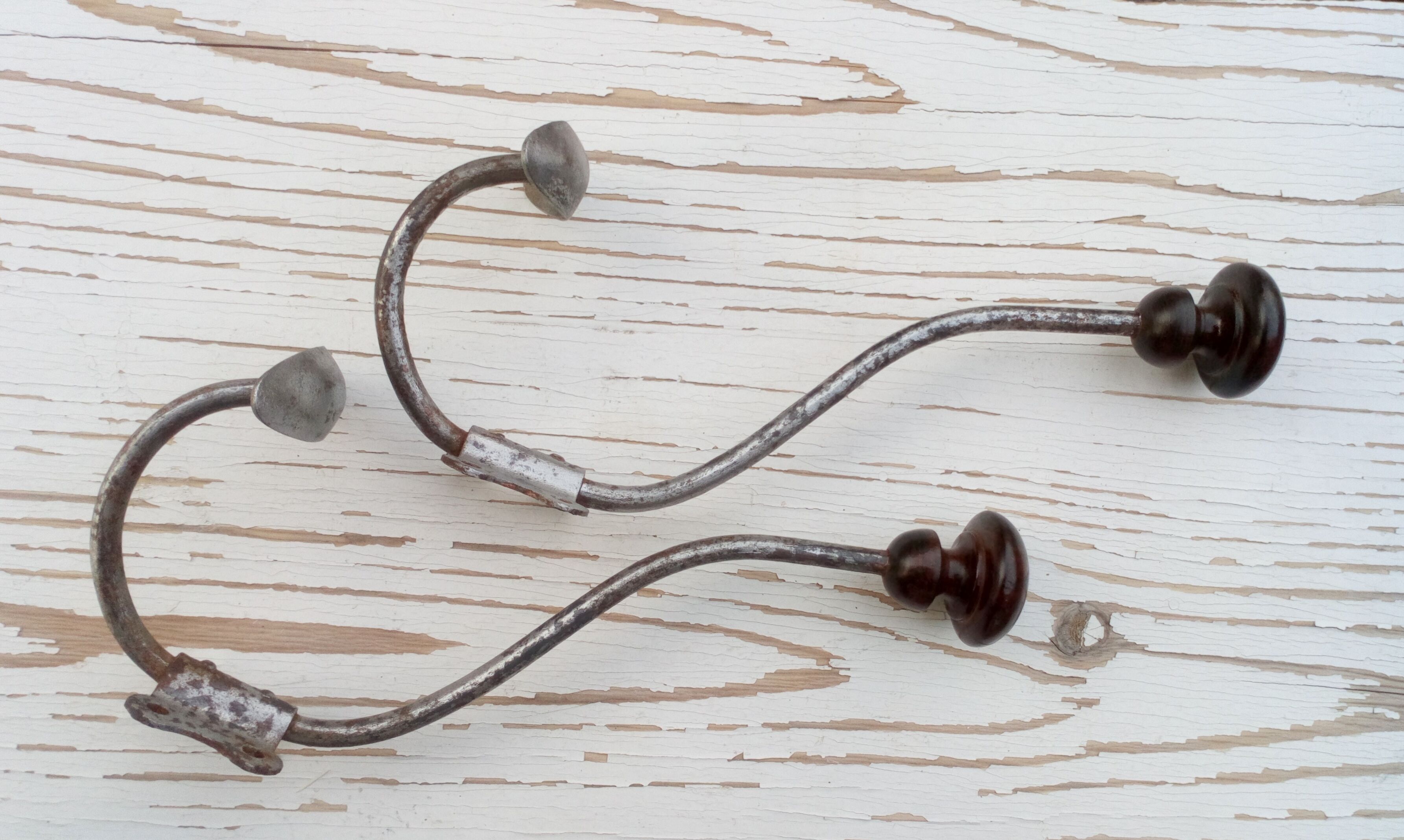 Double hooks in metal and wood