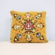 coussin vintage brodé ocre