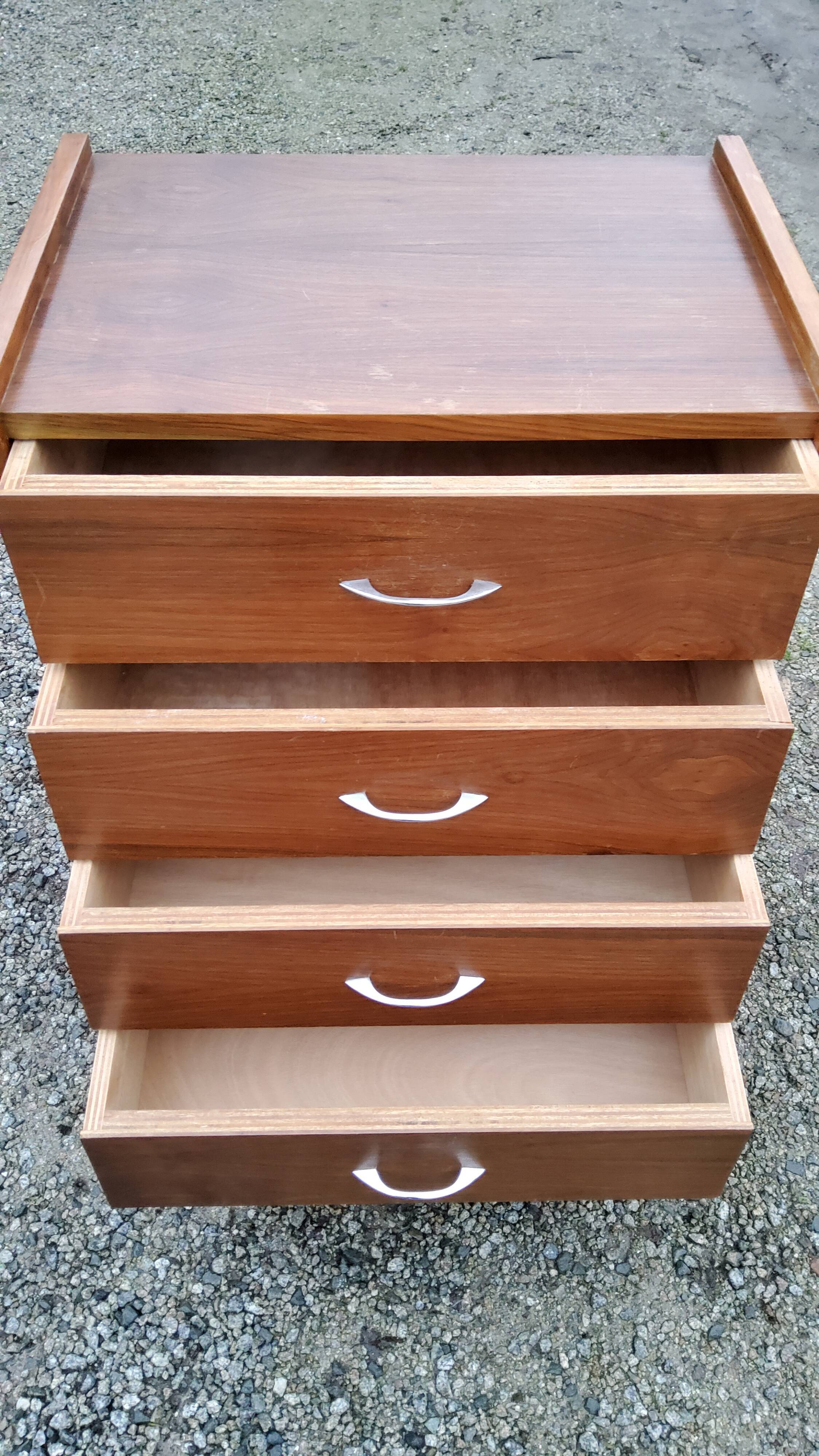 Chest of drawers of the 50s in rosewood spindle feet and fins