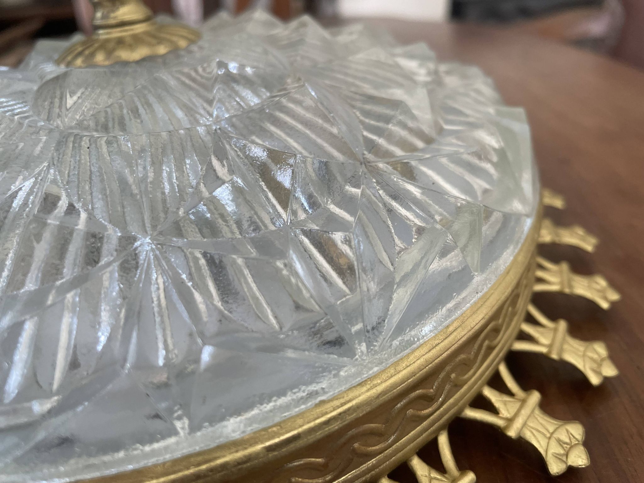 Plafonnier vintage verre taillé et métal doré
