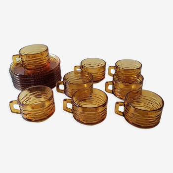 Lot de 8 tasses et sous tasses en verre ambré