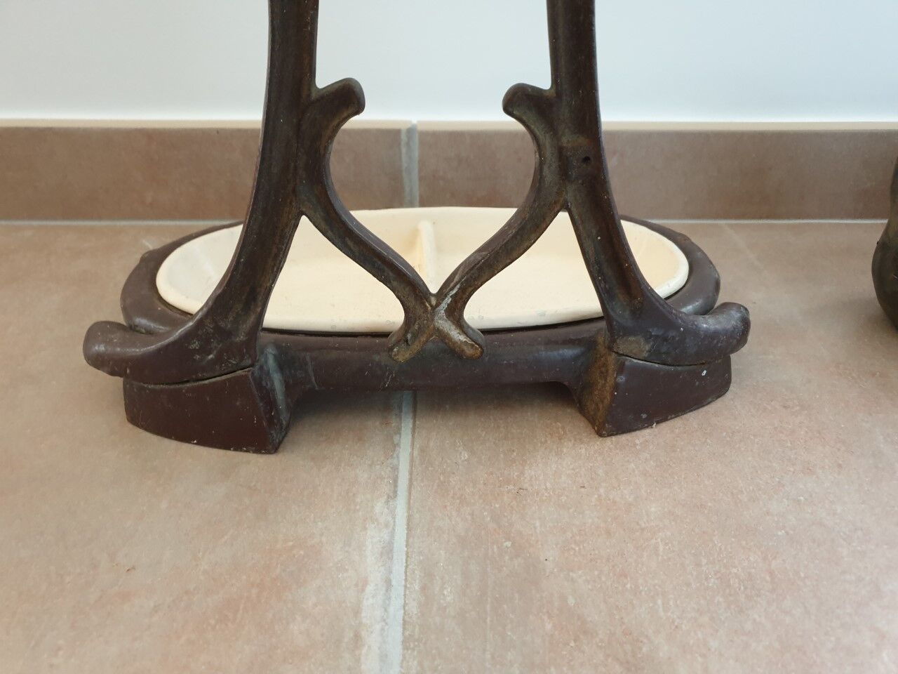 Cast iron umbrella holder