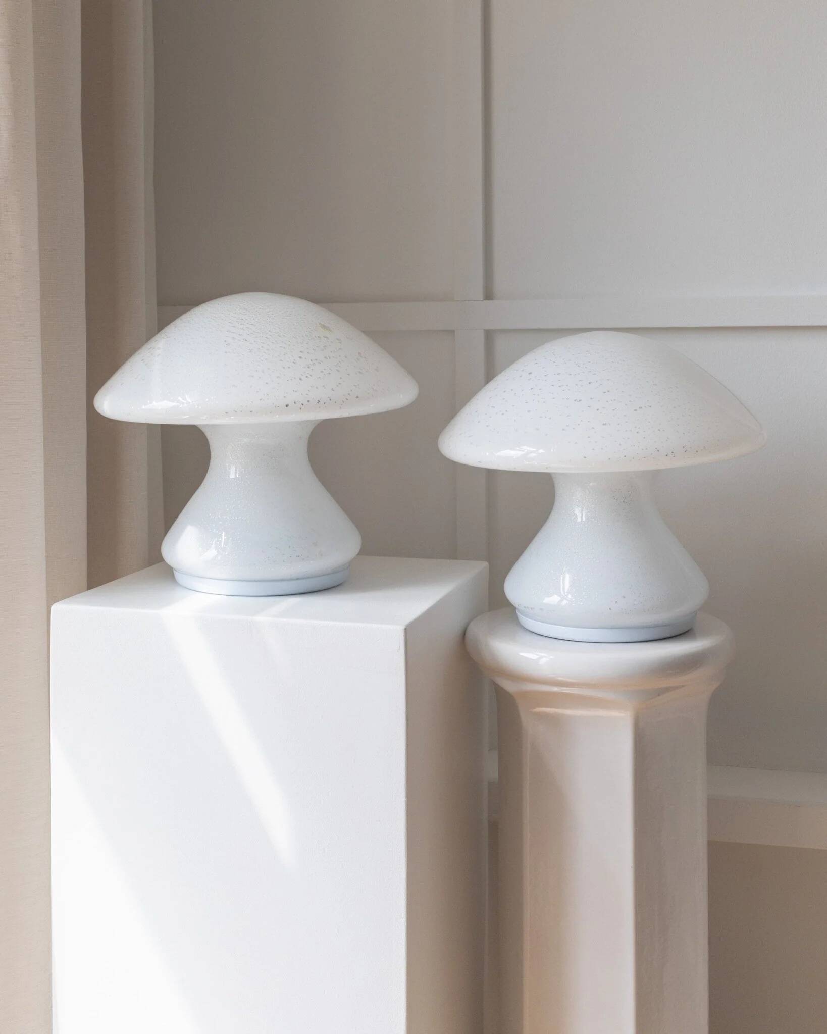 Set of 2 Murano opaline white glass mushroom table lamps with silver ring details - Space Age 1970s