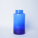 Vase en verre bleu dégradé plus clair en haut