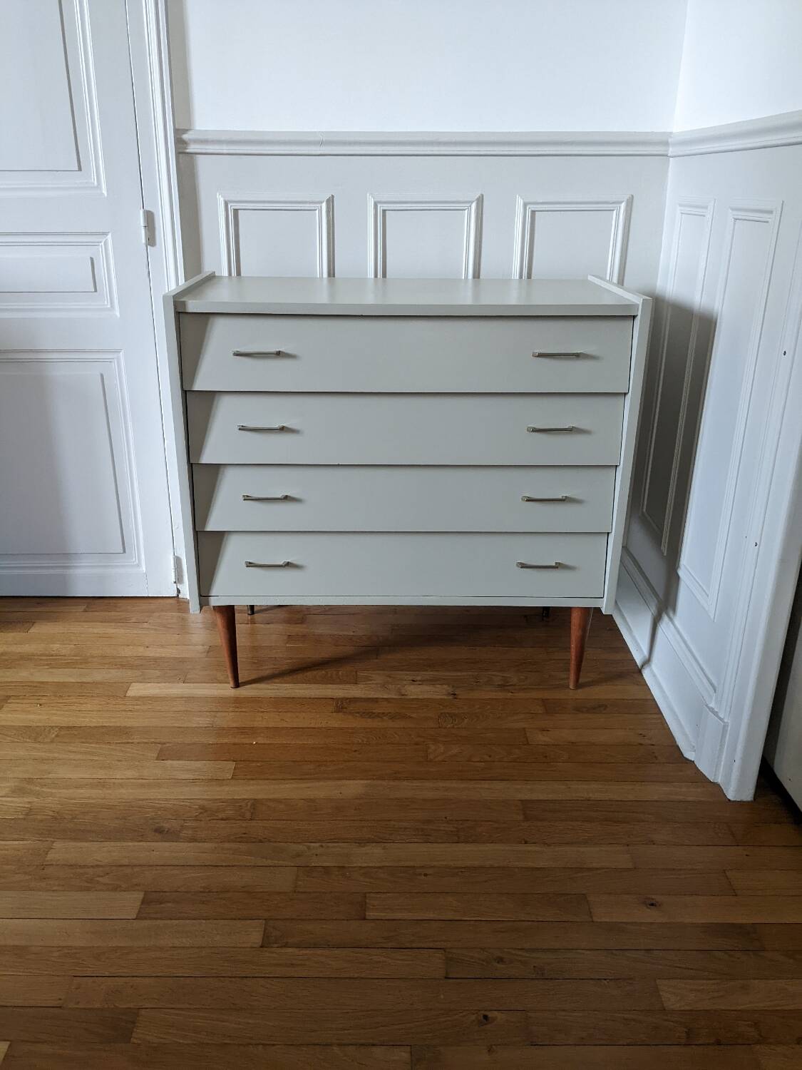 Vintage chest of drawers with spindle legs