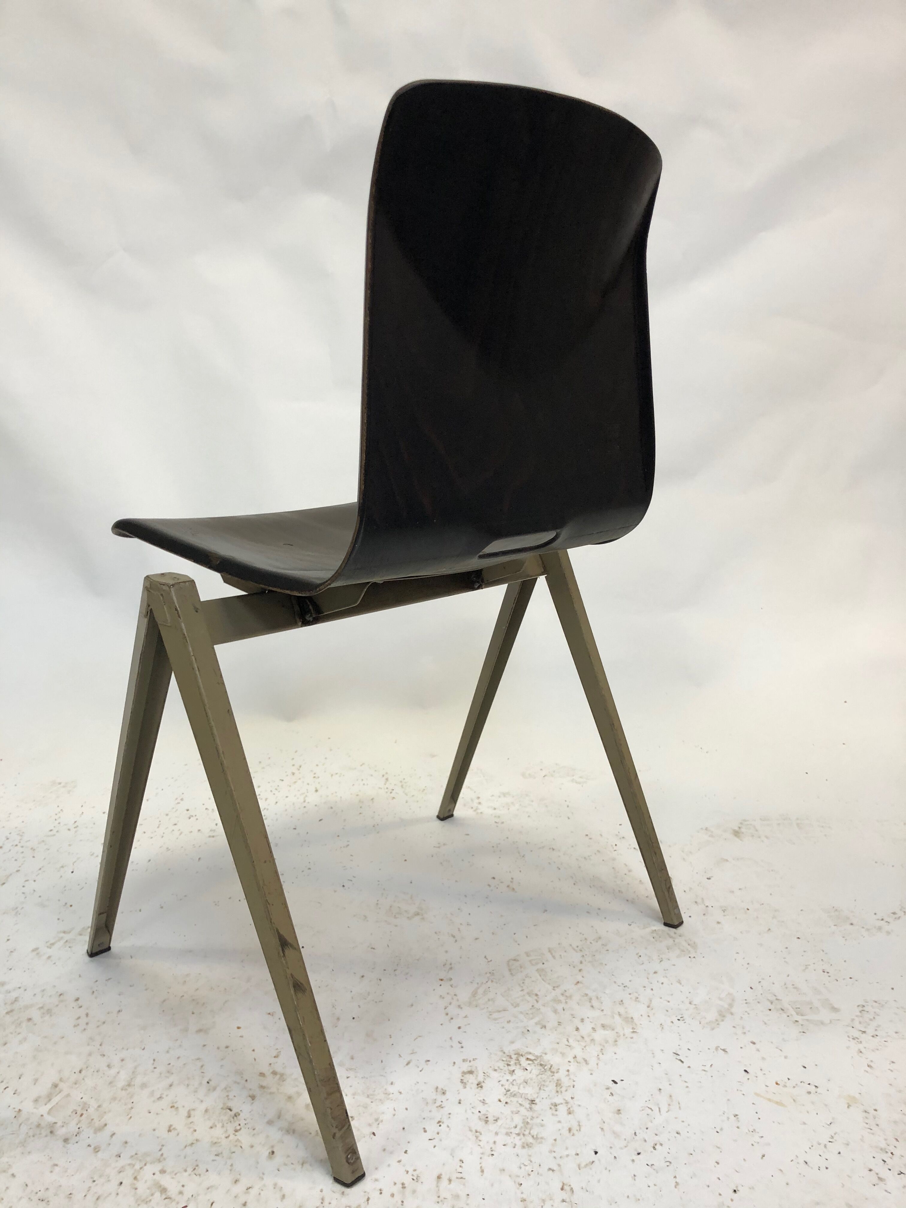 Pagholz Galvanitas S22 stackable school chairs
