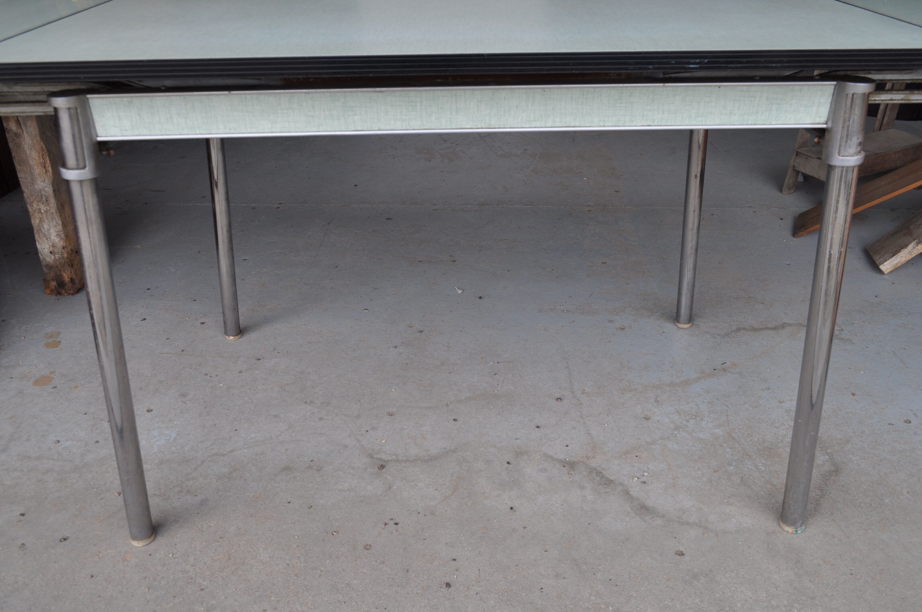 Table in water green formica