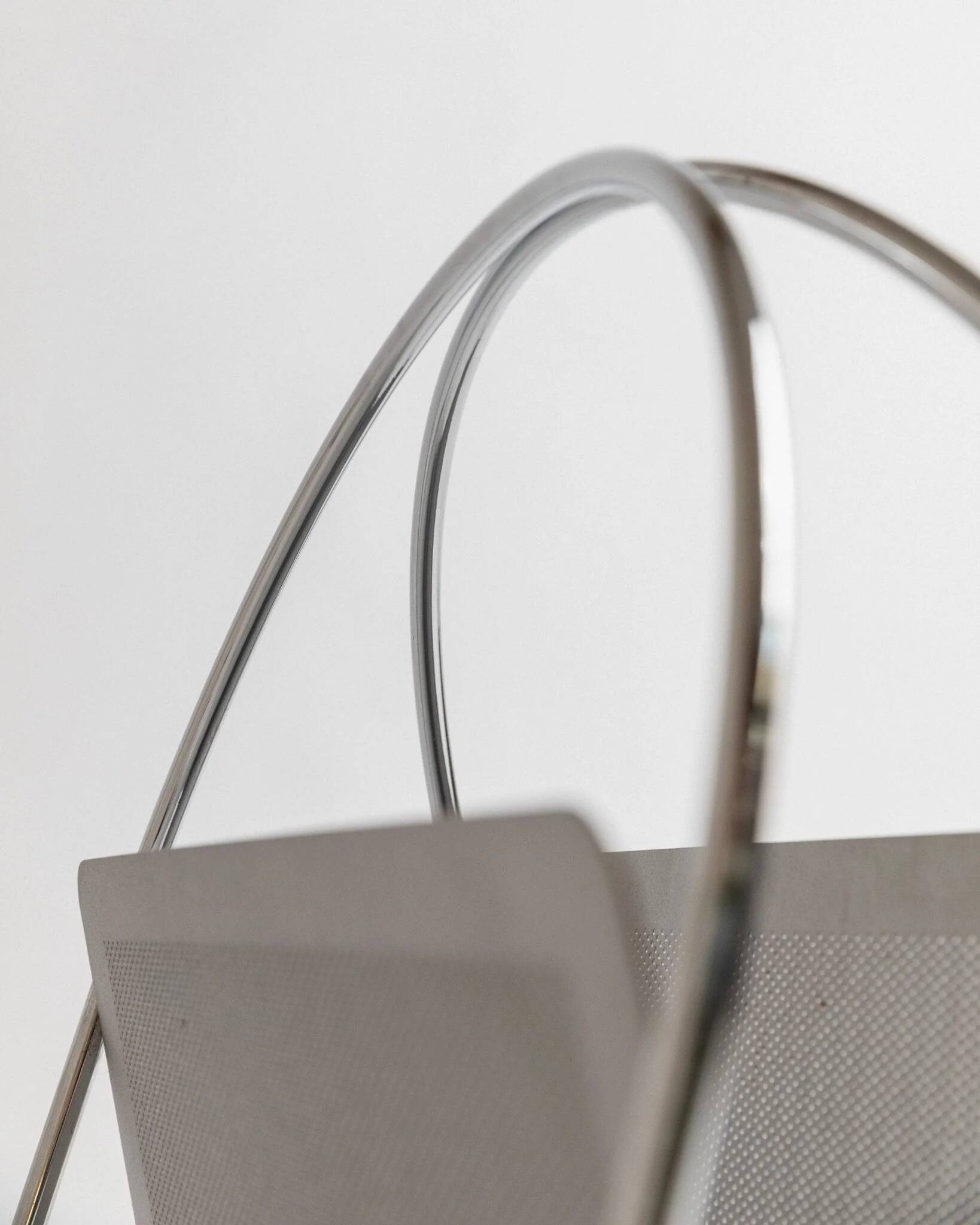 Porte-revues en métal chromé argenté vintage par Mascagni – design perforé, style futuriste, Italie années 1970