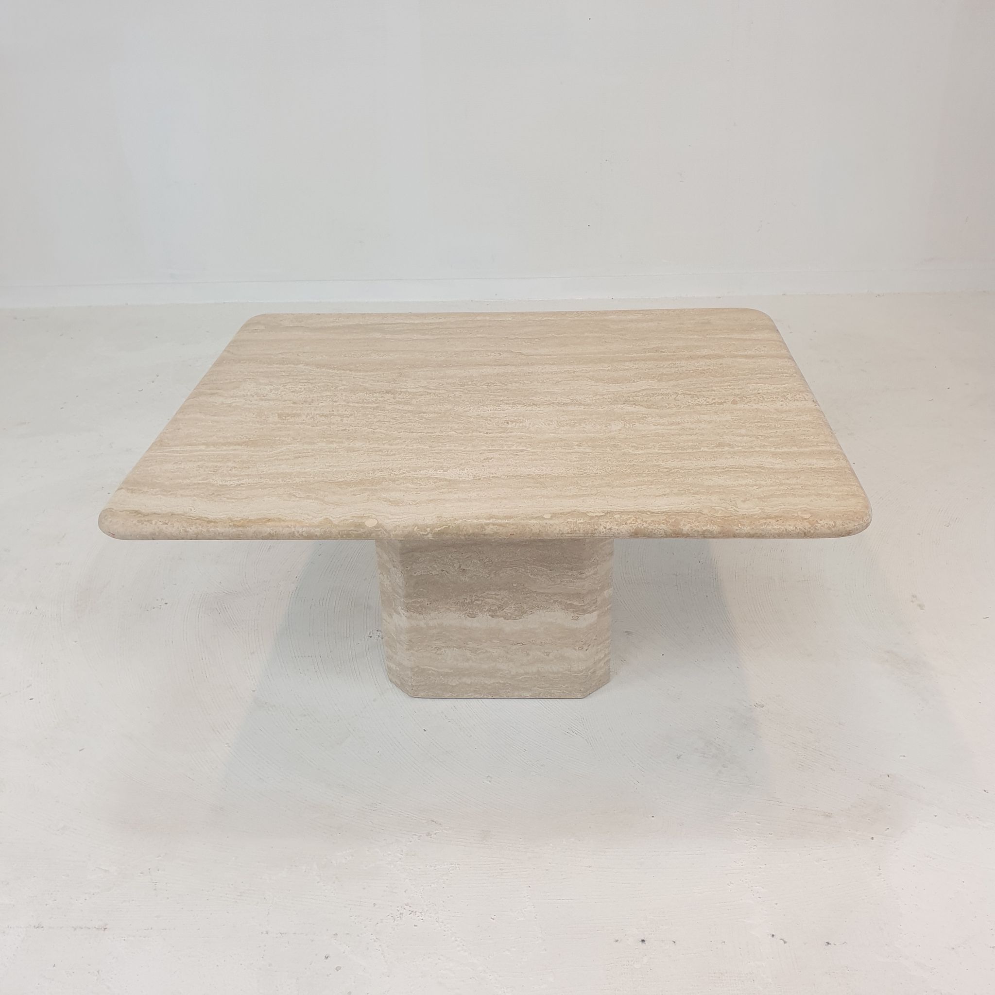 Table basse italienne en travertin, années 1980