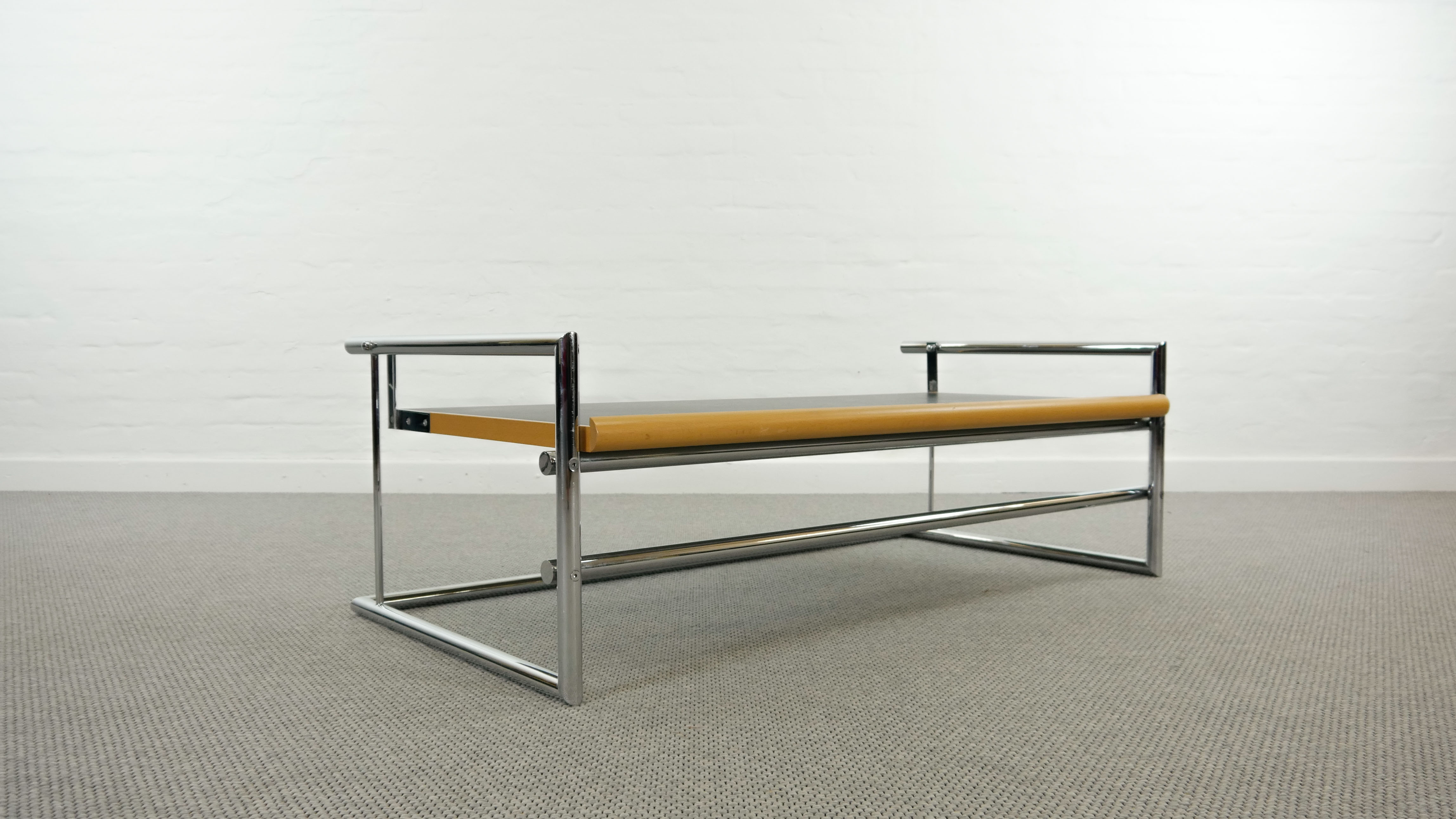 Menton Table by Eileen Gray fort ClassiCon