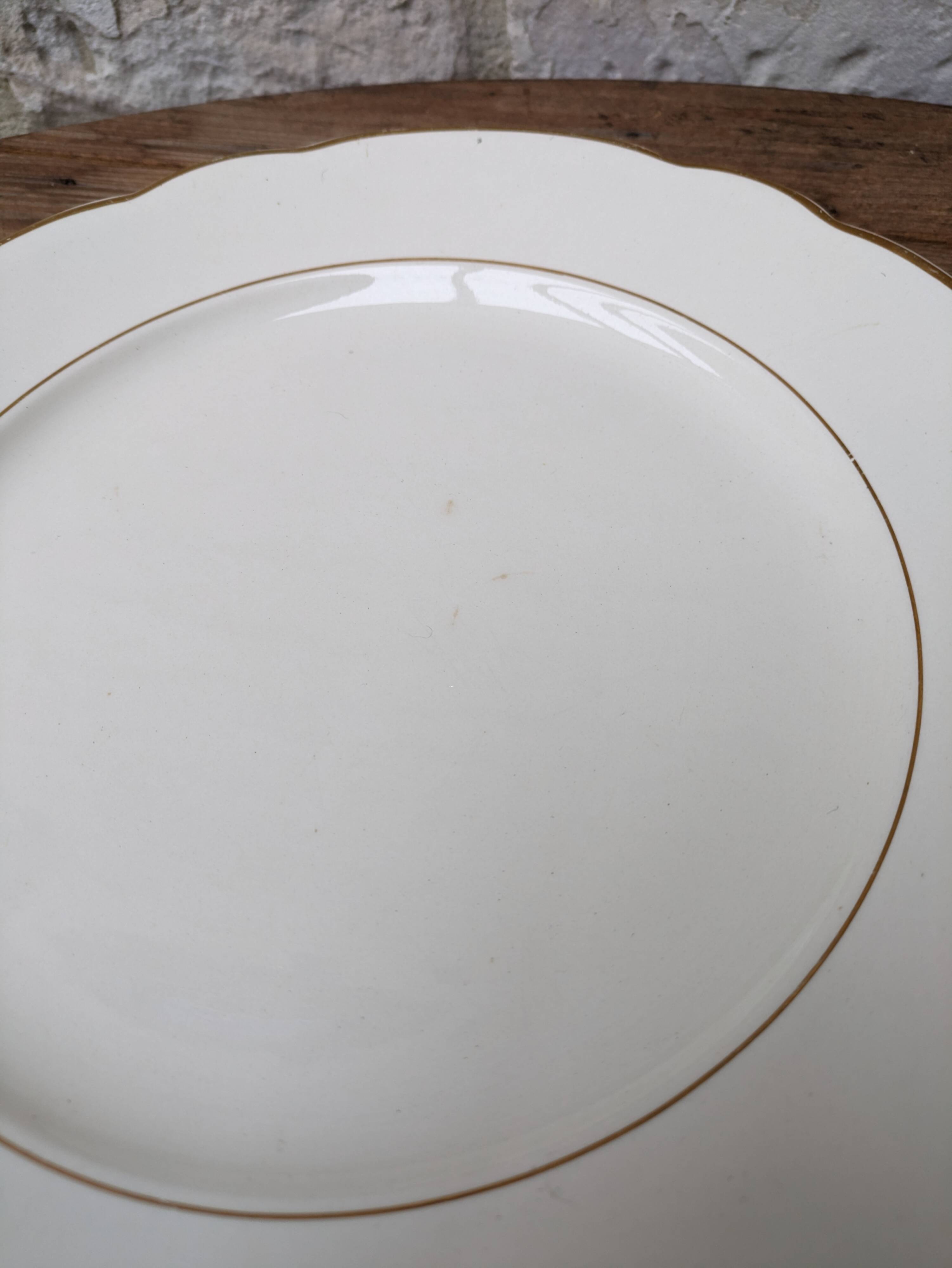 Villeroy & Boch large round plate in beige with gold trim