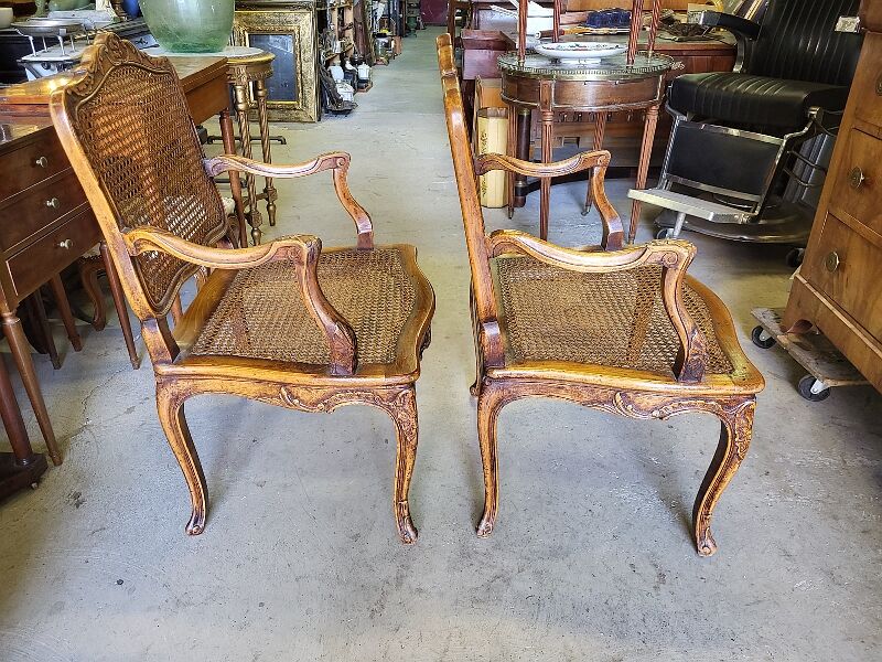 Paire de fauteuils cannes de style Louis XV