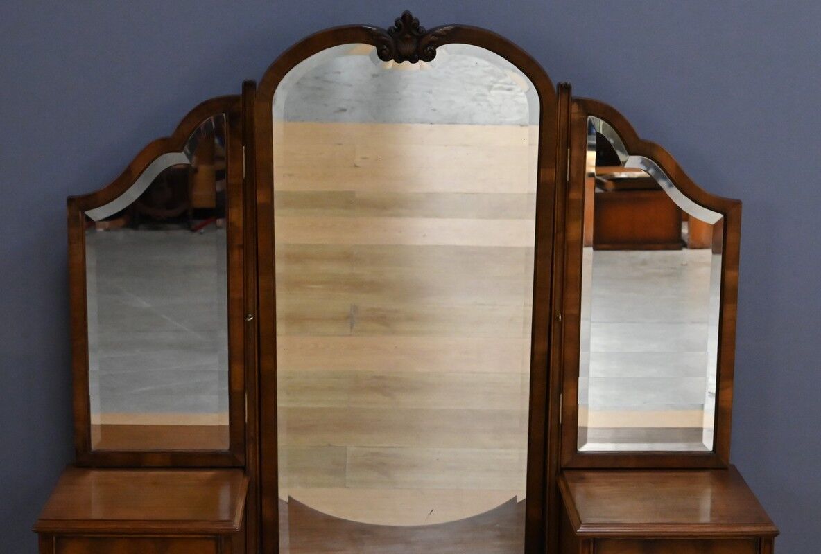 Walnut dressing table, Chippendale style, England – 1930