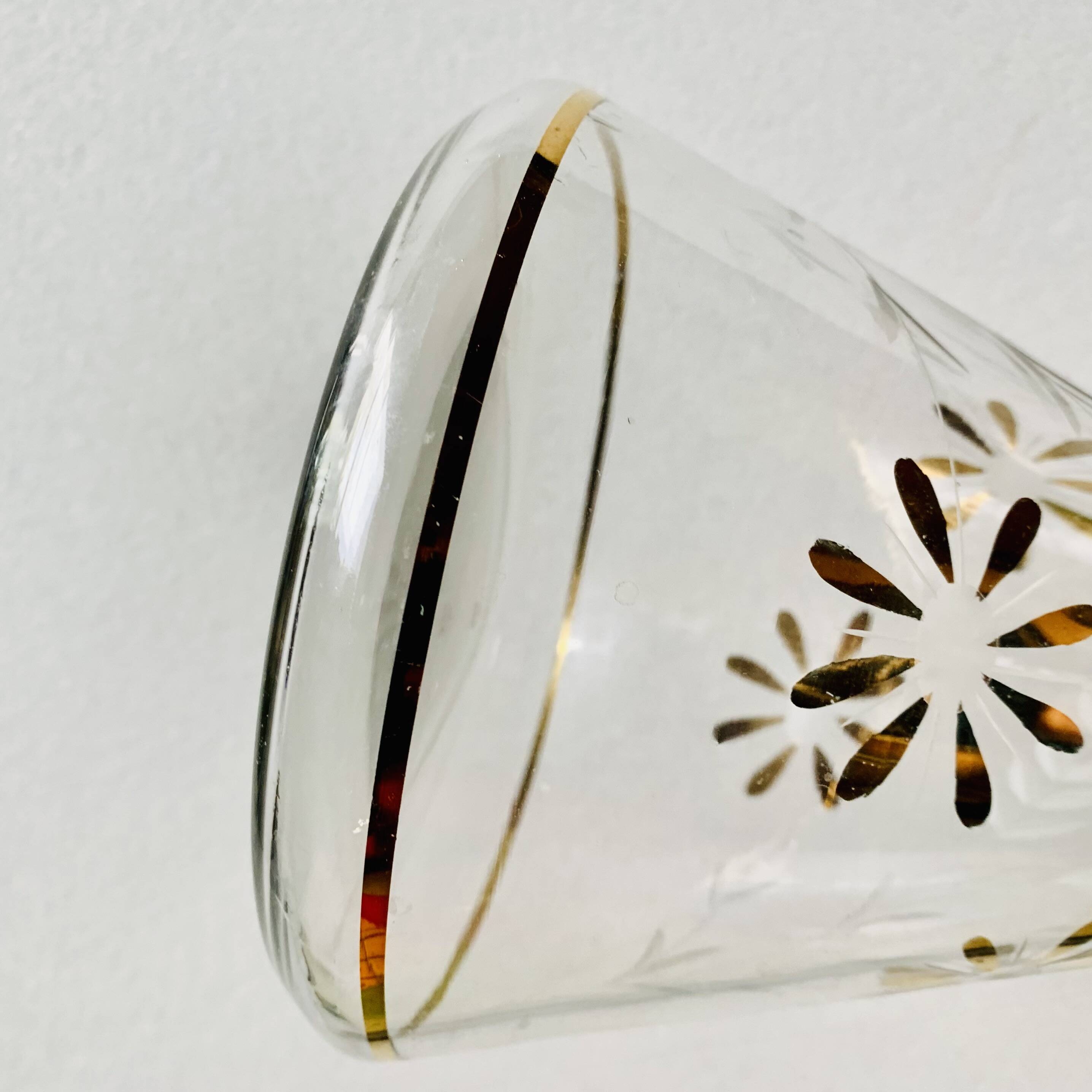 Ancienne carafe à liqueur en verre avec fleurs incrustées et dorures
