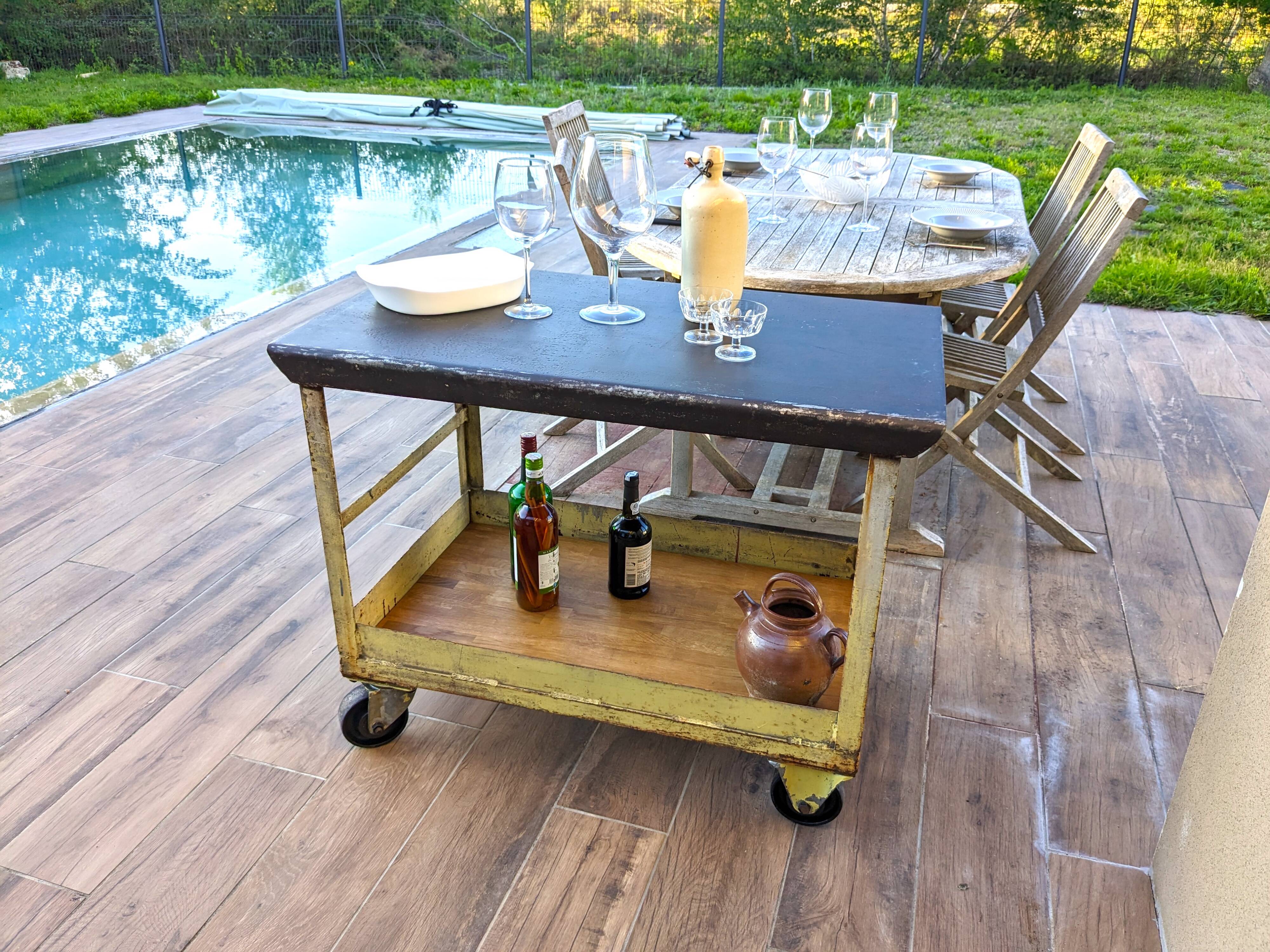Renault workshop trolley from the 1950s, industrial spirit and original patina.