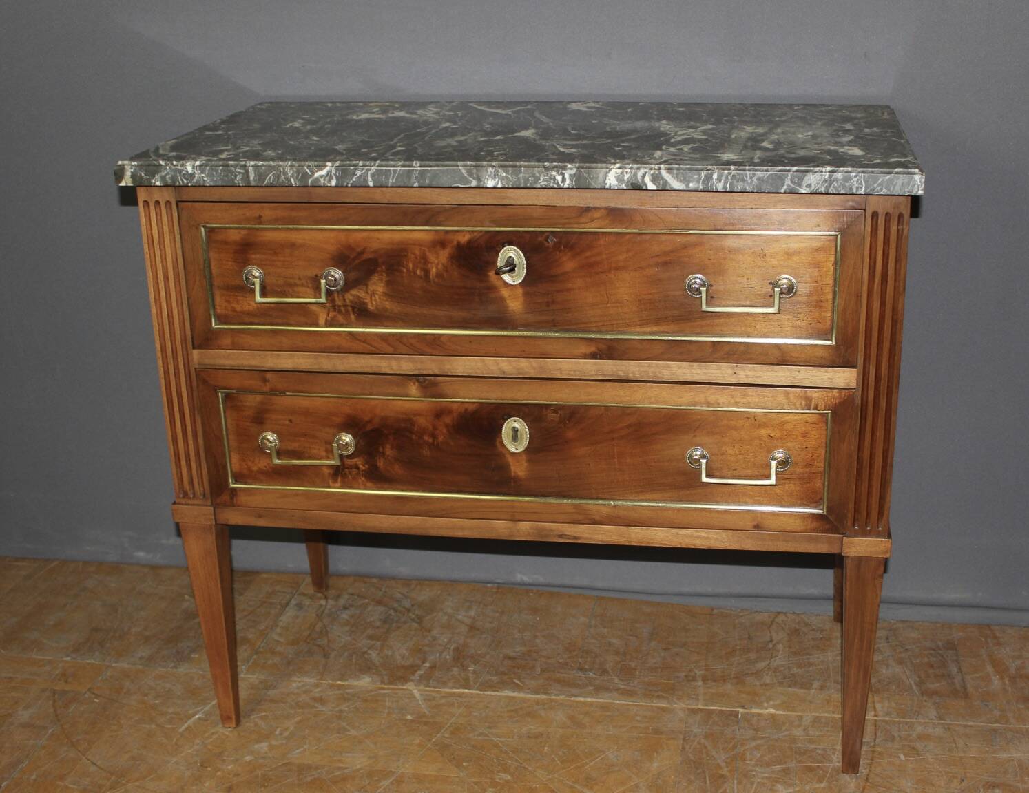 Commode Sauteuse Louis XVI en Noyer Fin XVIIIe