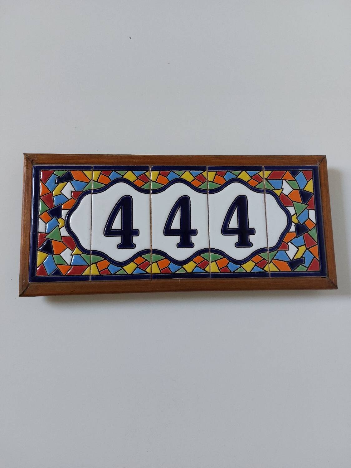 Enamelled ceramic number plate