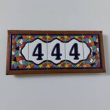 Enamelled ceramic number plate