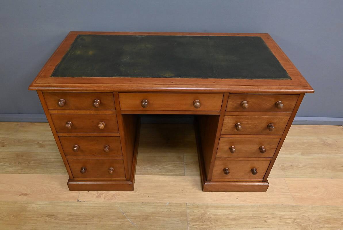 Victorian Mahogany Pedestal Desk, England – Late 19th Century