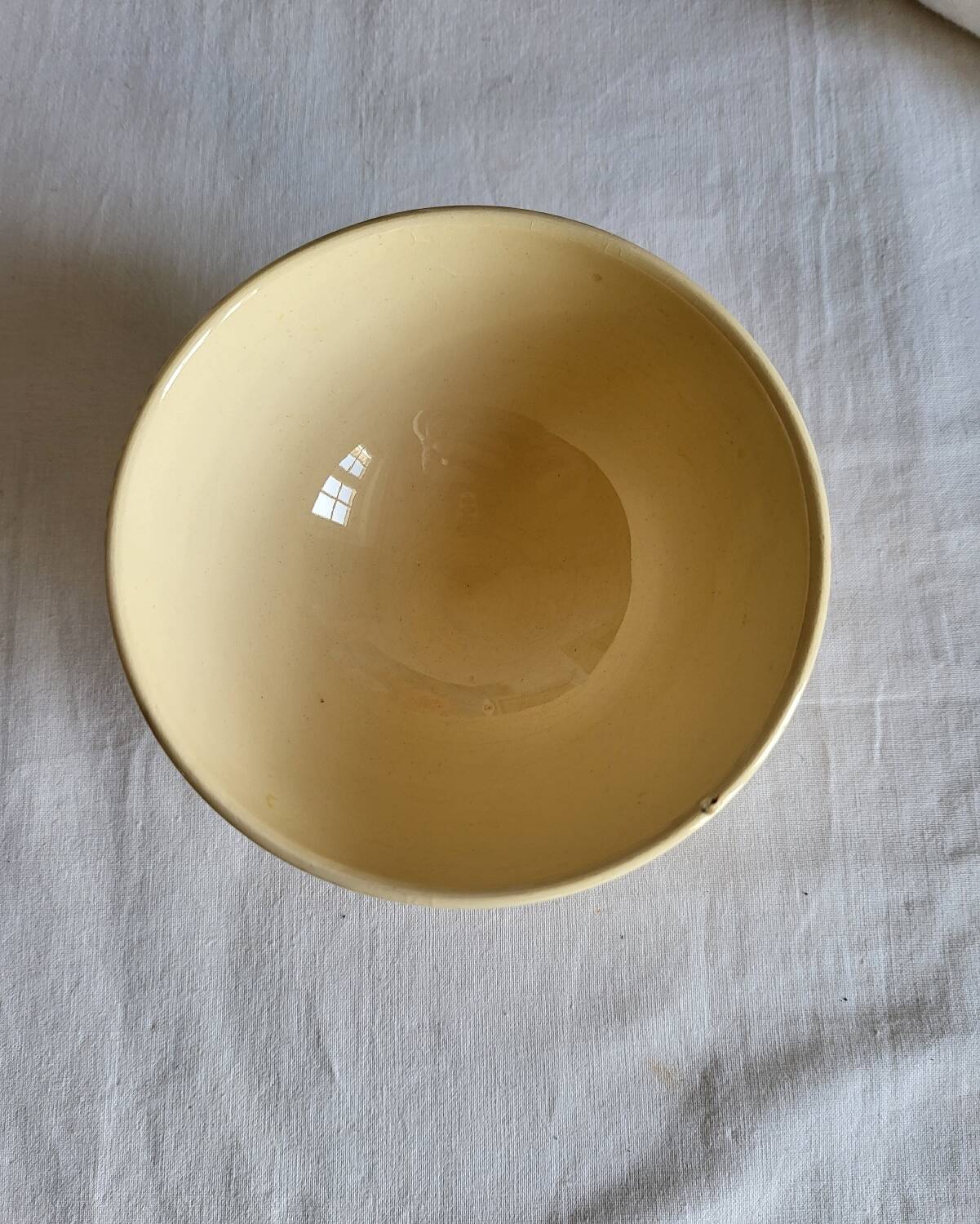 Bol ancien en faïence beige à motif de raisin