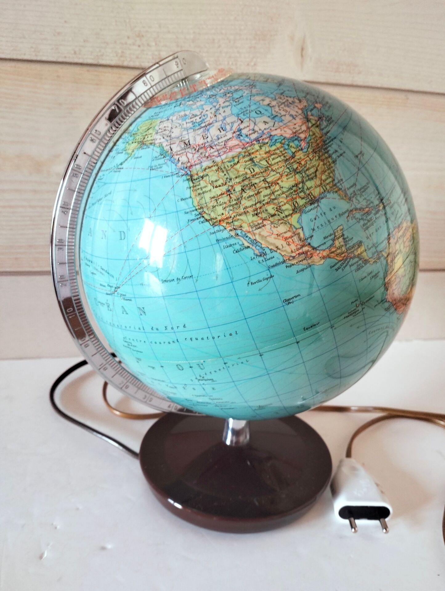 Illuminated globe