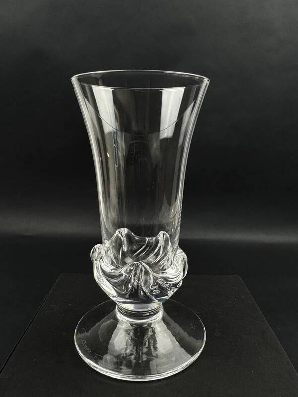 Vase Daum France modèle Sorcy en cristal clair sculpté, hauteur 14,5 cm