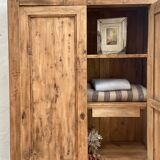 Armoire en sapin massif