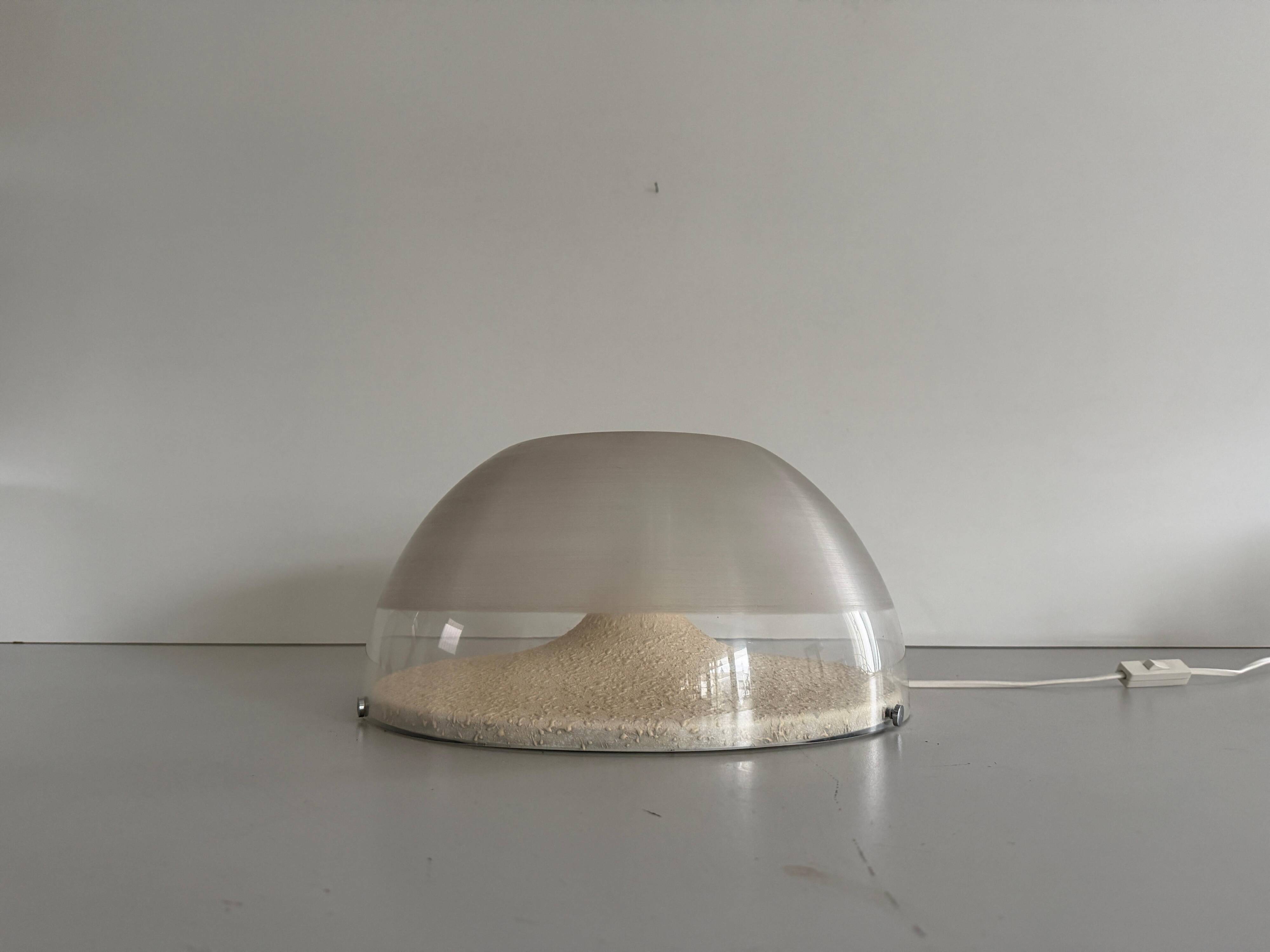 Lampe de table en métal semi-transparent et plexiglas par Harvey Guzzini, années 1960, Italie